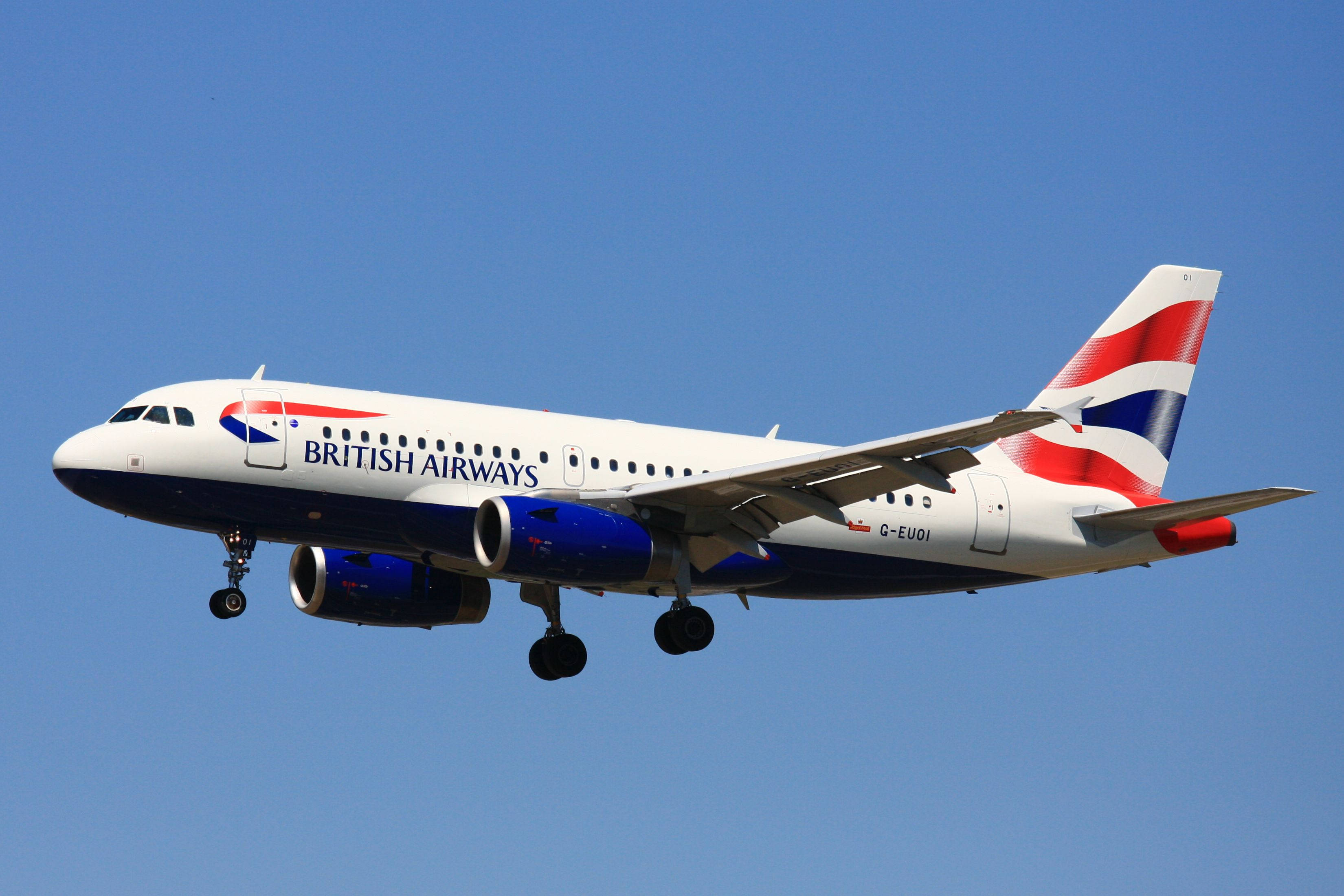 英國航空G-EUOI空中巴士A319飛行 壁紙 — 一架英國航空的空中巴士A320在晴朗的藍天下下降，起落架已放下。