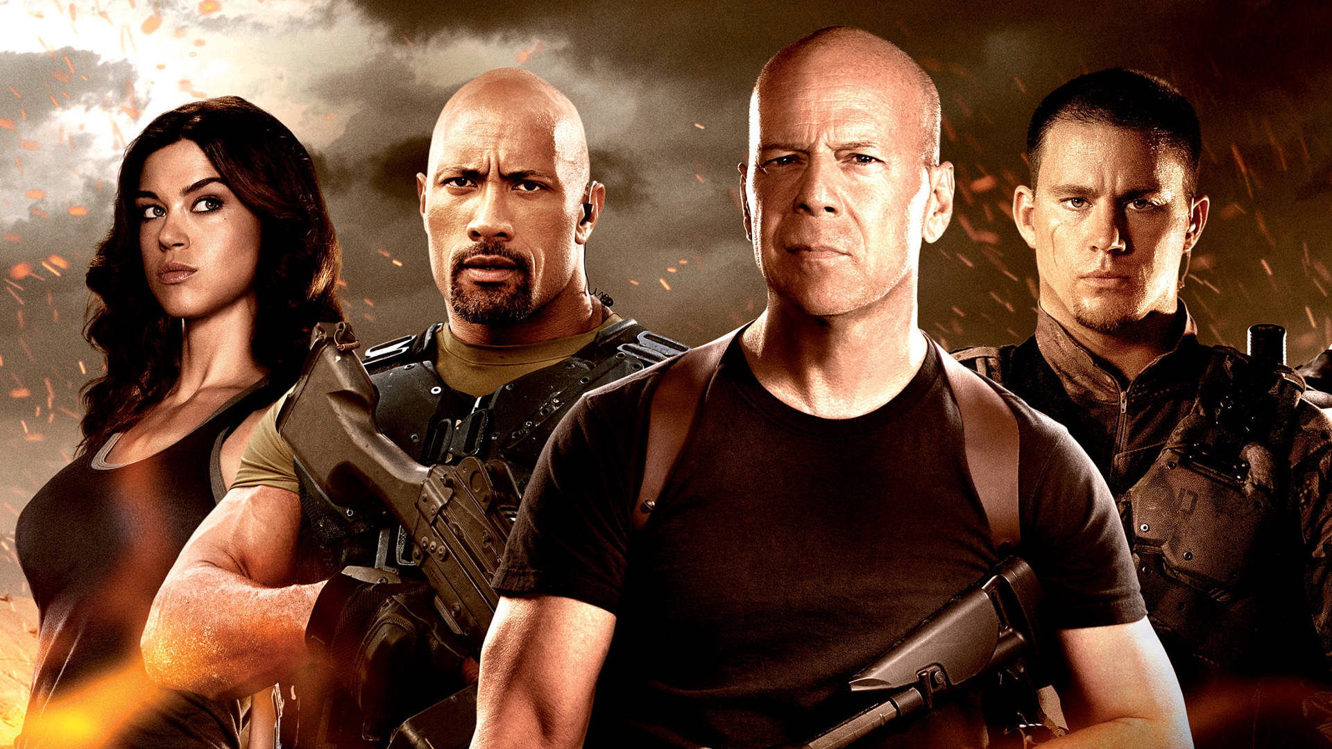 G.I. Joe 永不鬆懈 壁紙 — 四位激烈的動作明星身穿火熱戰鬥裝備，站在煙霧瀰漫的爆炸背景前。