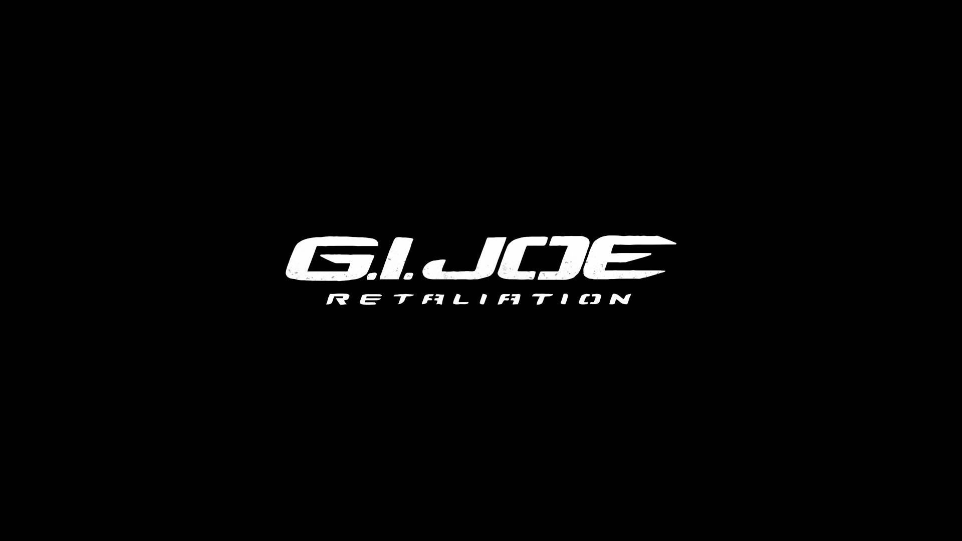G.I. Joe 抗擊 2013 簡約電影海報 壁紙 — 大膽的白色 G.I. JOE RETALIATION 標誌居中於強烈的黑色背景上，帶有磨損的字體。