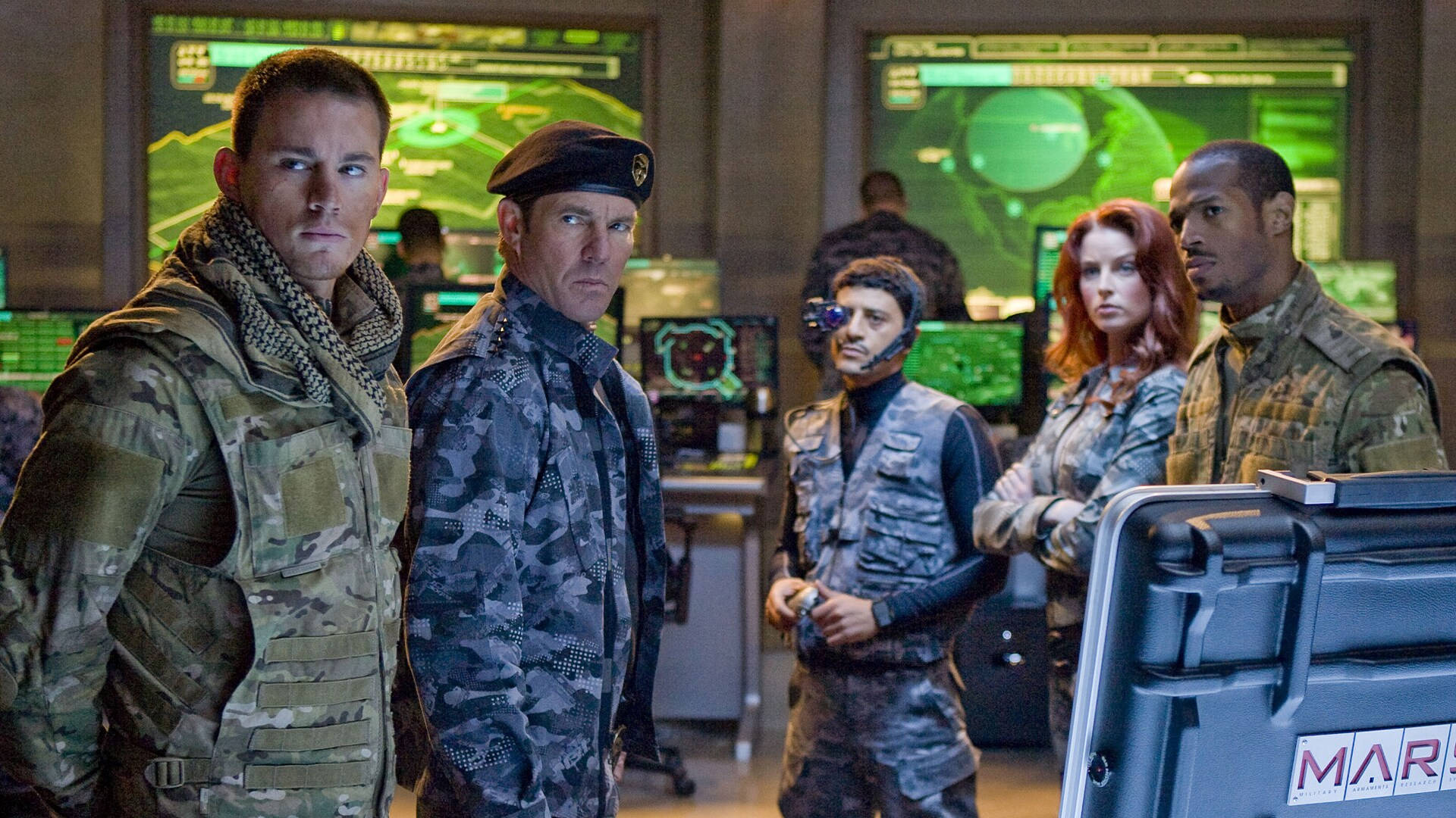 G.I. Joe 精英隊伍行動中 壁紙 — 五名身穿戰術裝備的士兵在一個配備發光綠色屏幕的高科技指揮中心保持警覺。