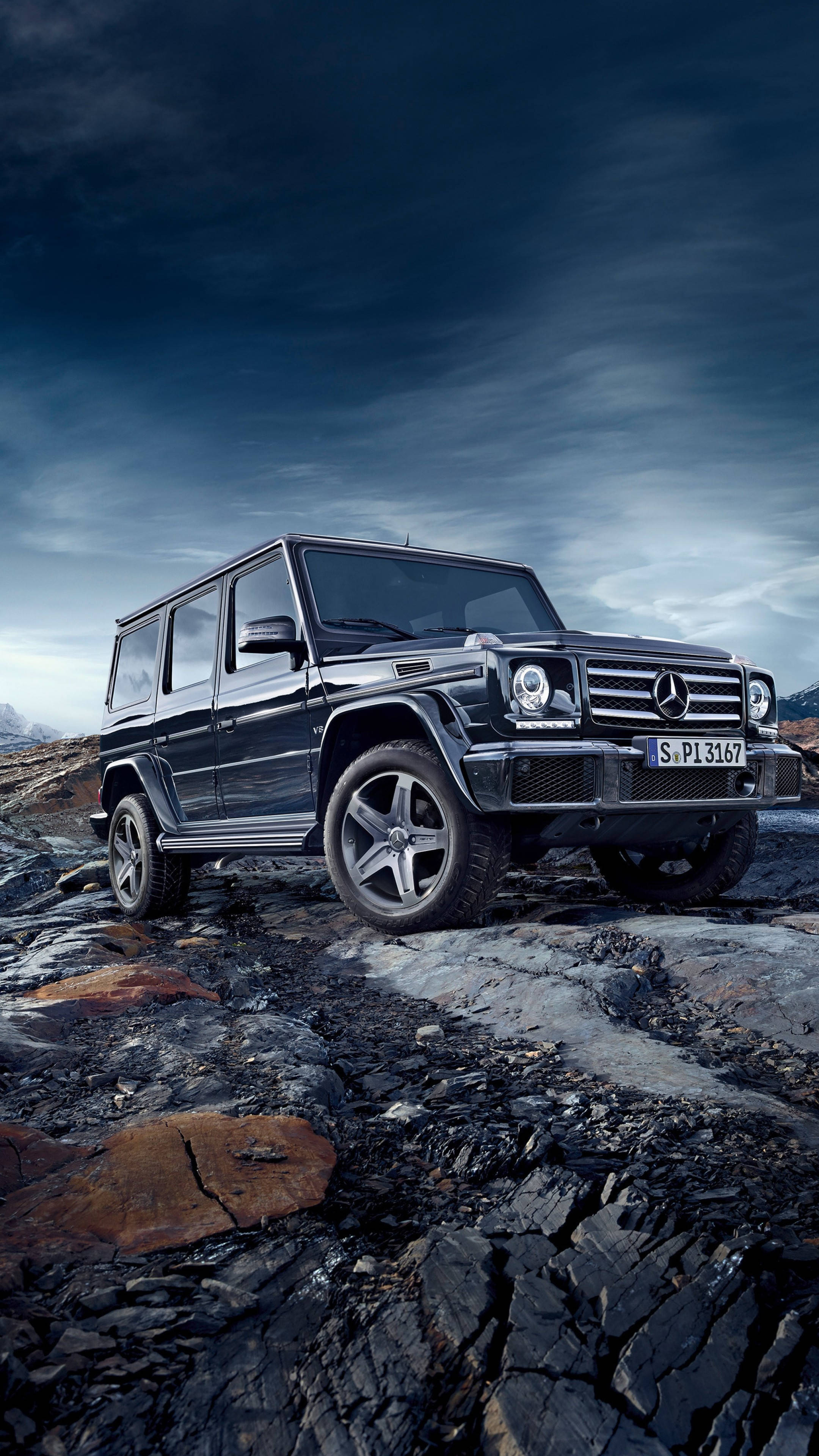 黑色梅賽德斯-奔馳G級越野車 壁紙 — 一輛黑色 Mercedes G-Class SUV 在戲劇性的暴風雨天空下，堅毅地矗立在龜裂的火山岩上。