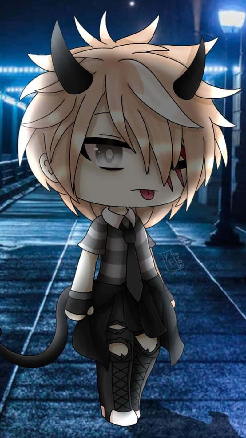 Gacha Life中的帥氣壞男孩 壁紙 — 一個金髮有角的Q版動畫惡魔站在夜晚雨中的城市街道上，在發光的街燈下。