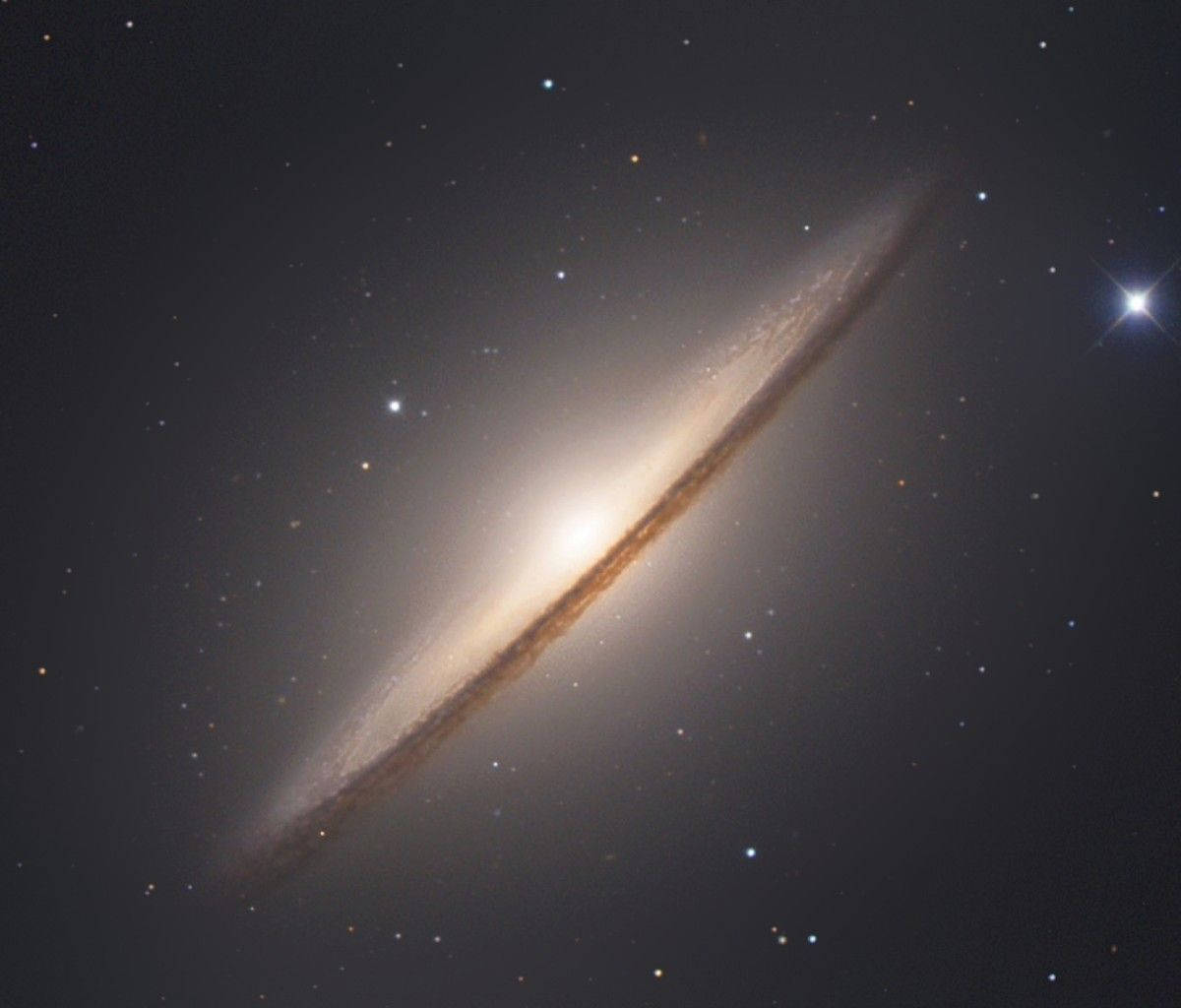 銀河系三星 Galaxy 平板壁紙 壁紙 — 一個明亮的螺旋星系對角線地穿過星場發光，附近有一顆明亮的星星閃耀。