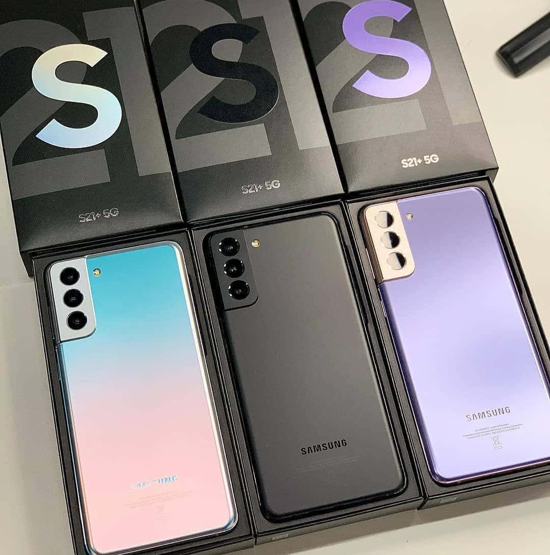 三部 Samsung S21+ 5G 智能手機，採用漸變和霧面處理，連同包裝盒展示。