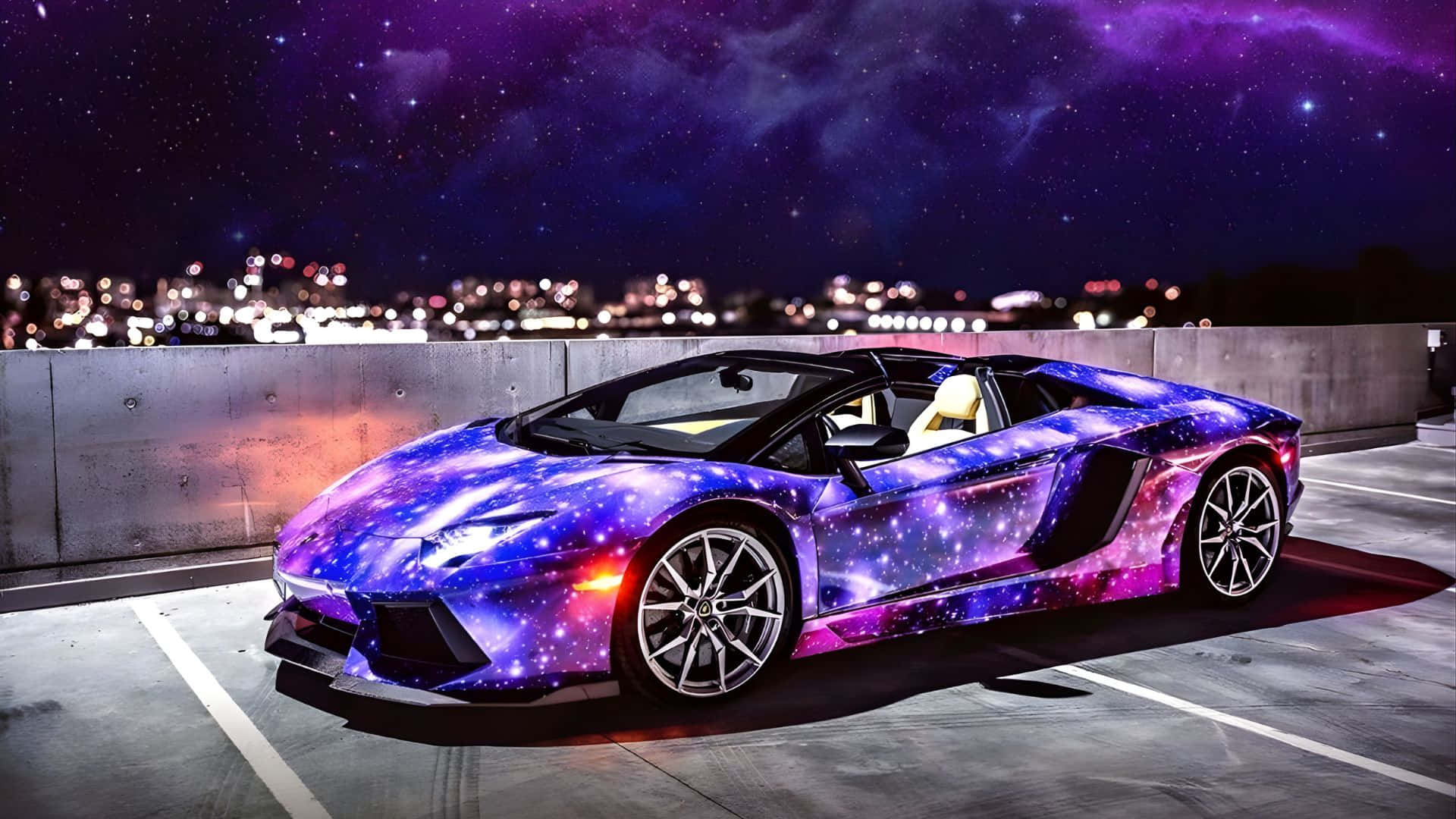  壁紙 — 一輛繪有星系圖案的林寶堅尼Aventador跑車在繁星點點的夜空下閃耀，遠處的城市景觀閃爍著光芒。