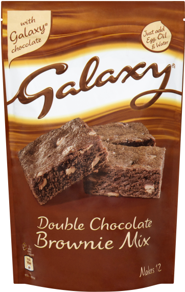 Galaxy 雙巧克力布朗尼混合包裝 壁紙 — 一袋濃郁的棕色Galaxy雙重朱古力布朗尼混合粉，帶有光澤的朱古力方塊和旋轉的金棕色背景。