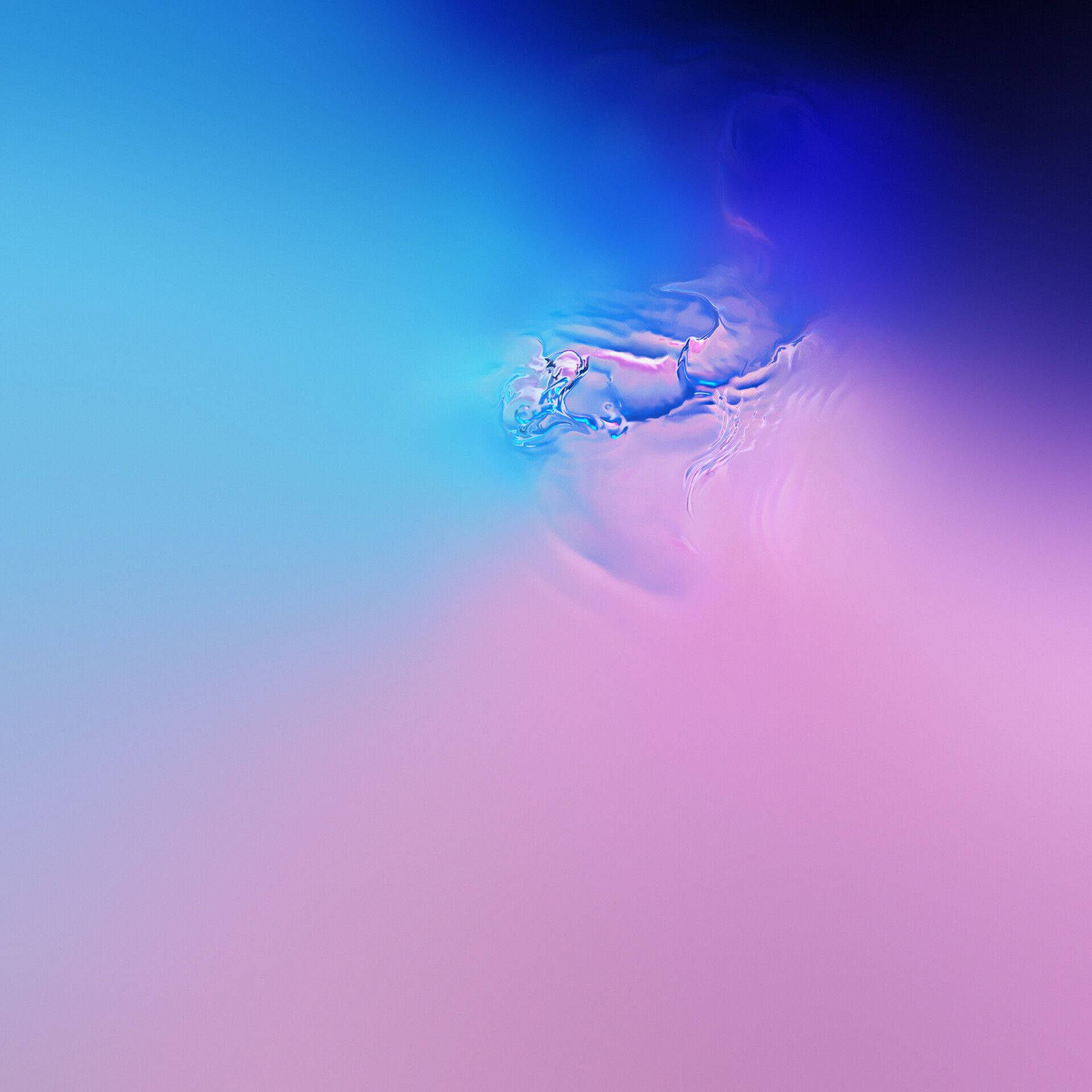 Galaxy S10 粉藍水交融 壁紙 — 一個超現實的抽象水花，水滴折射光線，背景由藍色漸變到粉紅色。