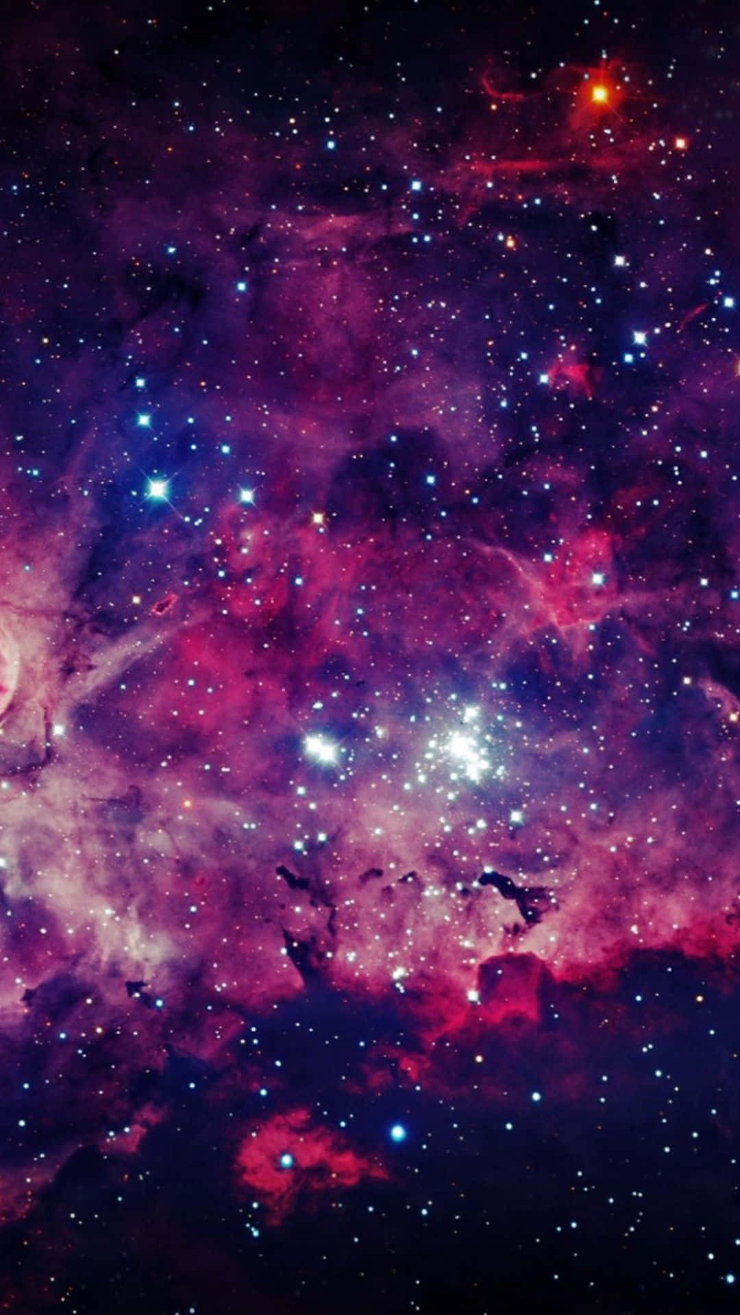 在深空中帶有發光星星的彩色星雲。
