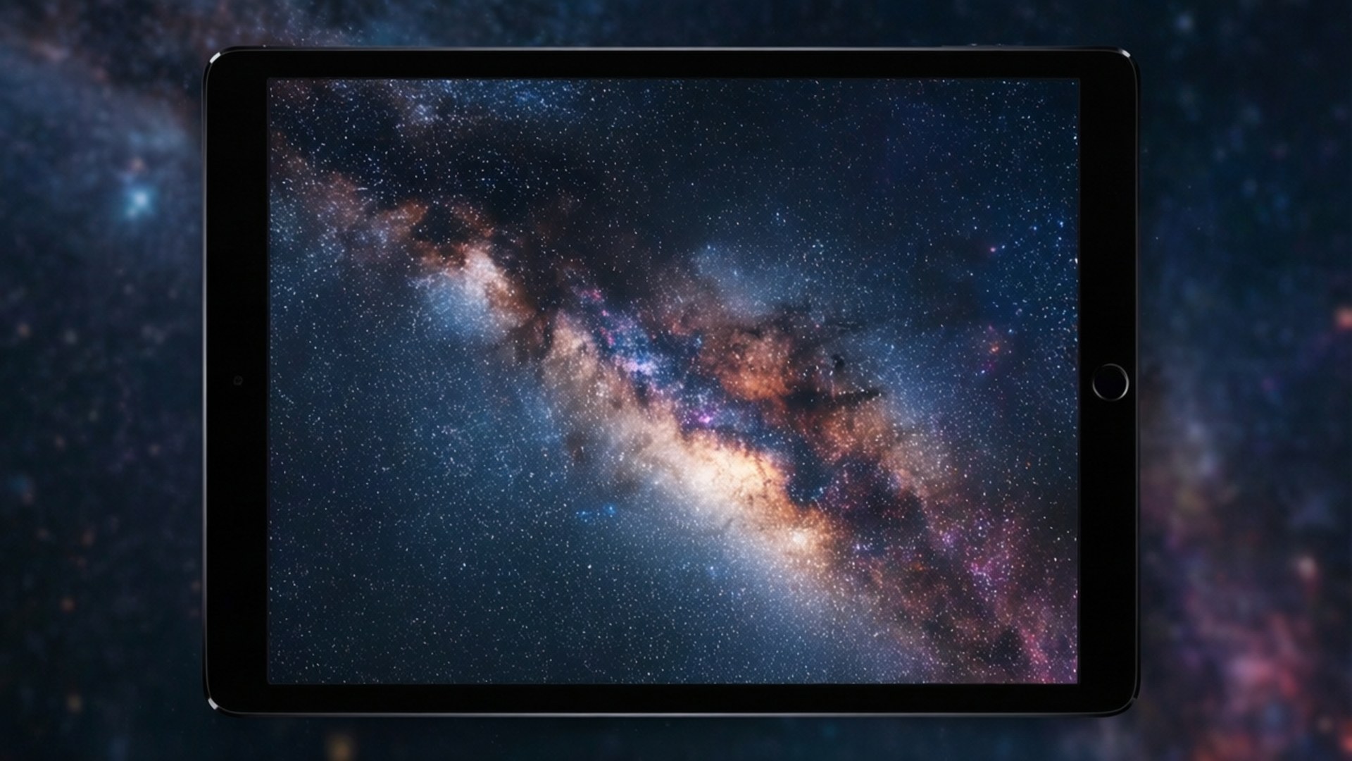 黑色平板電腦在屏幕上顯示色彩繽紛的星系星雲，背景是繁星點點的宇宙