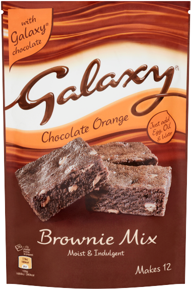 Galaxy 巧克力橙味布朗尼混合包裝 壁紙 — Galaxy 朱古力橙布朗尼混合盒的特寫，顯示豐富的布朗尼配上橙旋和朱古力淋醬。