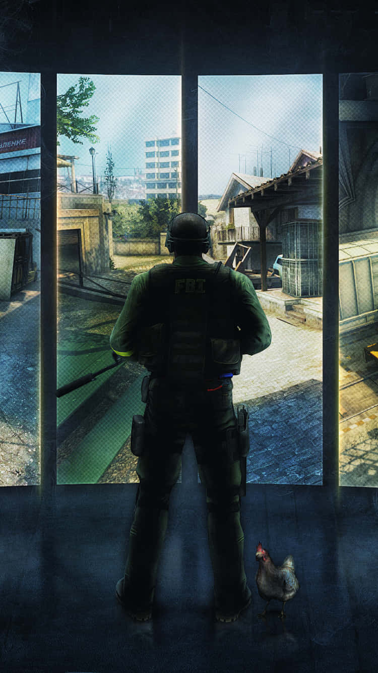 Android《反恐精英：全球 Offensive》反恐特種兵凝視地形背景 壁紙 — 一名身穿戰術裝備的FBI探員站在昏暗的房間內，透過窗戶望向陽光普照的城市小巷，附近有一隻雞。