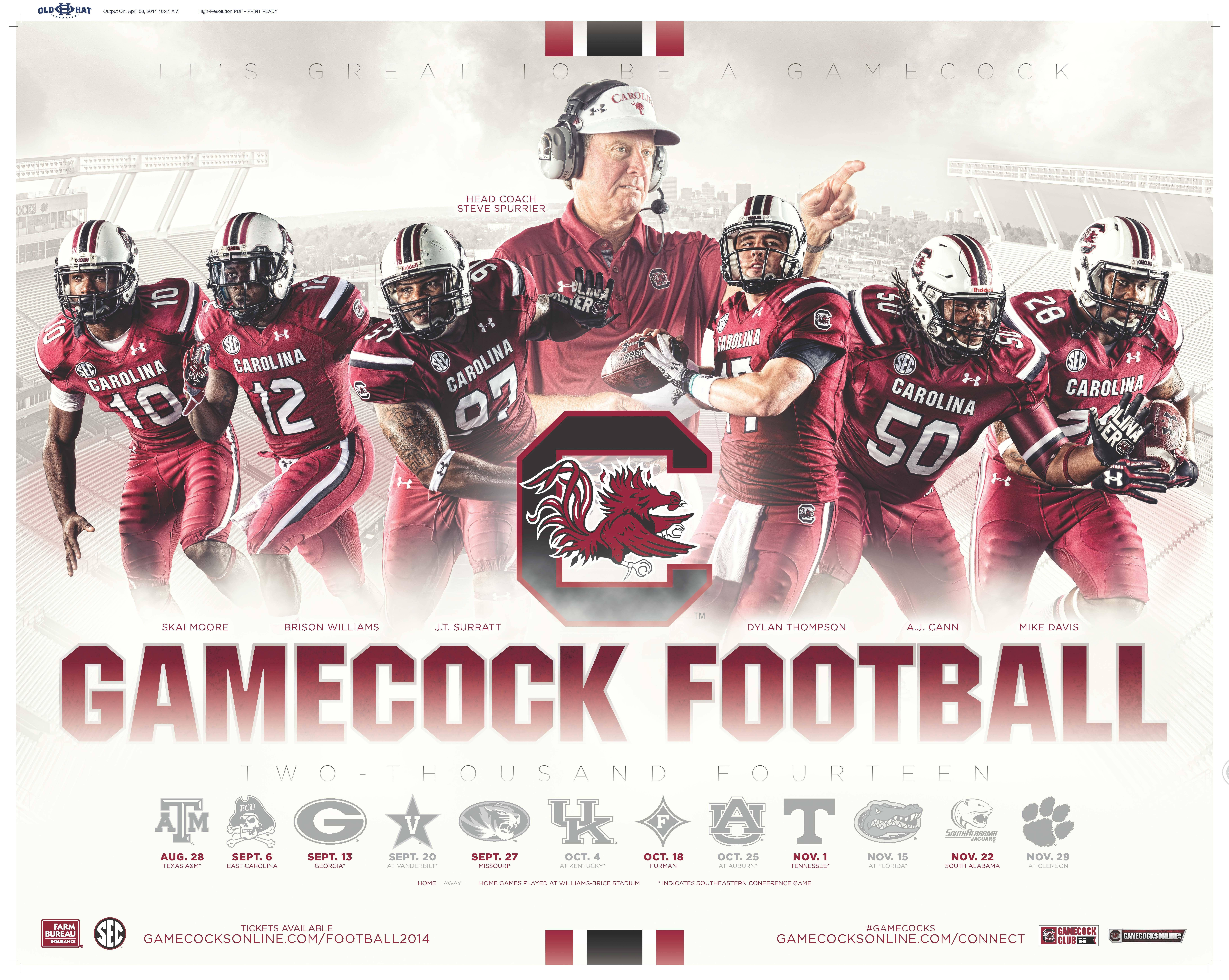 南卡羅來納大學.gamecocks 官方海報設計 壁紙 — 南卡羅來納鬥雞隊足球隊身穿紅色球衣，與主教練史蒂夫·斯普里爾在體育場背景下動態擺姿勢。