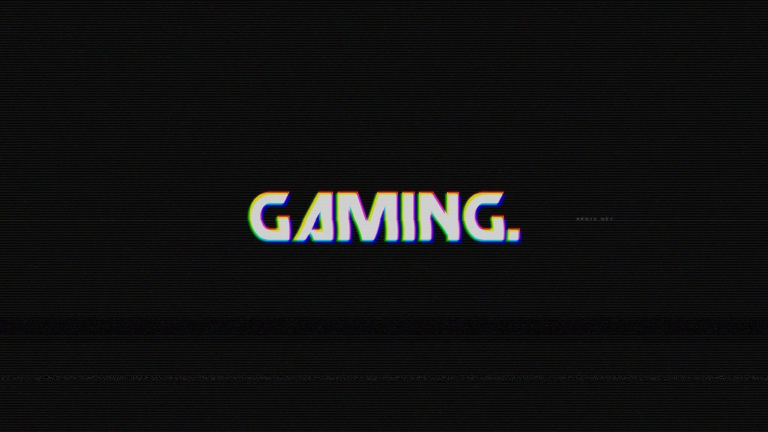 YouTube Gaming 桌布 壁紙 — 「GAMING」一詞在帶有水平掃描線的黑色屏幕上發出帶有故障彩虹邊緣的光芒。