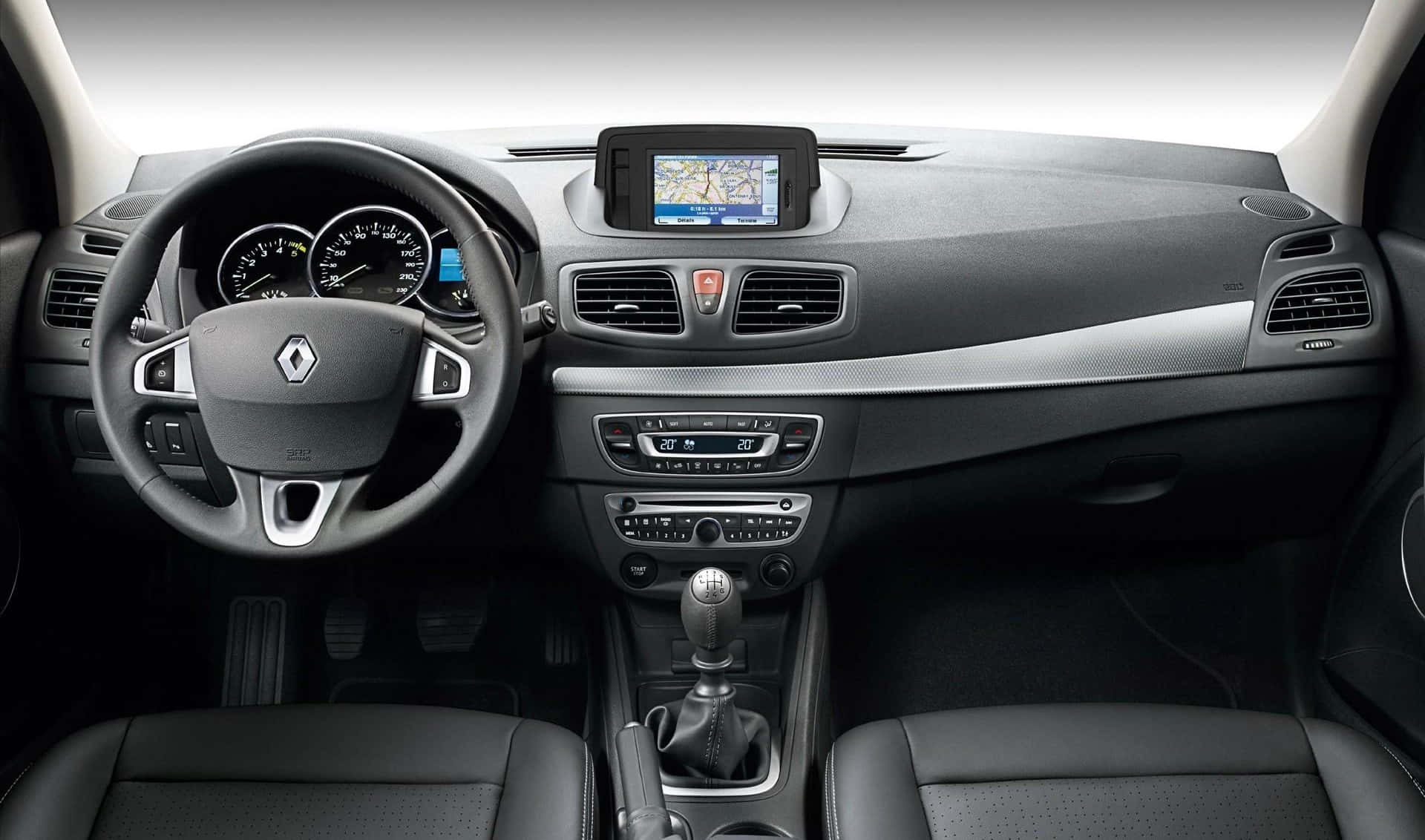 Renault Fluence 桌布 壁紙 — 乾淨現代汽車內飾，黑色皮革座椅和銀色飾邊，以配備導航屏幕的儀表板為中心。