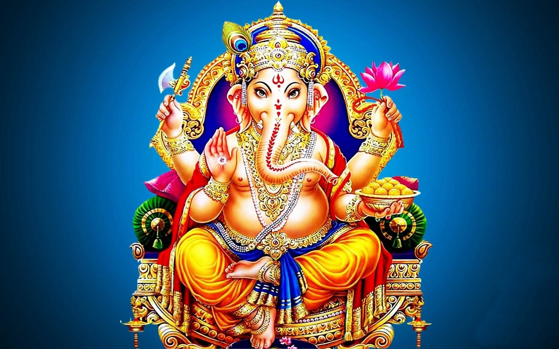 鑲寶座象神 Ganesh 圖像藝術 壁紙 — 象頭神迦內沙莊嚴地坐在華麗的金色寶座上，背景是深藍色，每隻手都持有象徵性的物品。