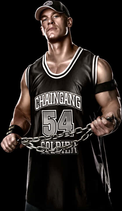 約翰·塞納「鏈 Gang 士兵」造型 壁紙 — 一個肌肉發達的男人穿著黑色 'Chain Gang 54 Soldier' 球衣，在純黑色背景前拿著一條沉重的鐵鏈。