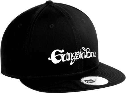 Gangsta Boo黑色棒球帽 壁紙 — 黑色 snapback 帽，帽檐上有白色草書 'Gangsta Boo' 文字和 New Era 標誌，背景為 stark 黑色。
