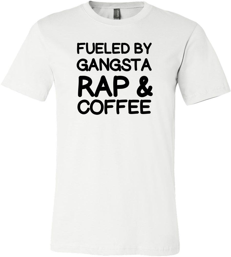 Gangsta Rap 咖啡T恤設計 壁紙 — 一件白色T恤，上面有粗體黑色文字寫著「FUELED BY GANGSTA RAP & COFFEE」，背景為純黑色。