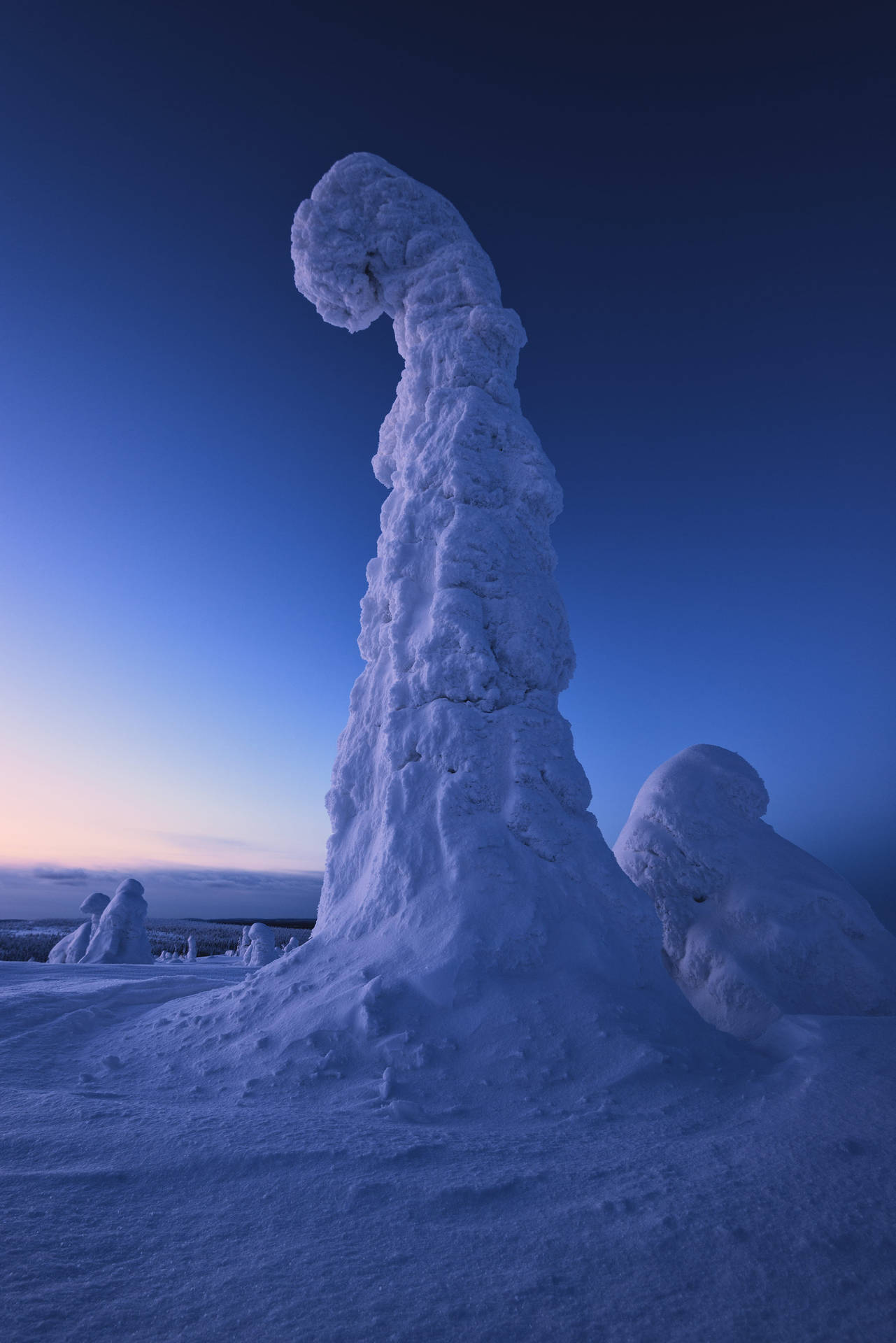 暮色天空下的冰凍雪層