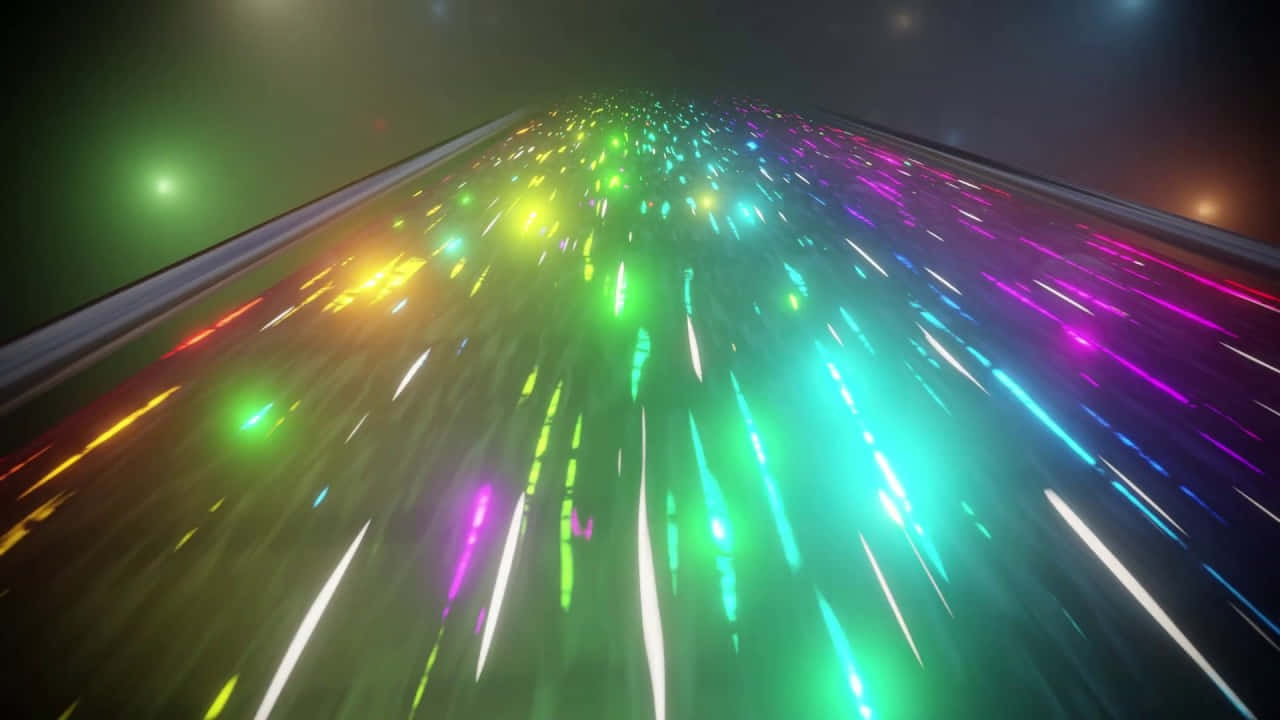  壁紙 — 一條高速數碼公路，在黑暗隧道天花板上閃爍著綠色、紫色和黃色的霓虹燈光。