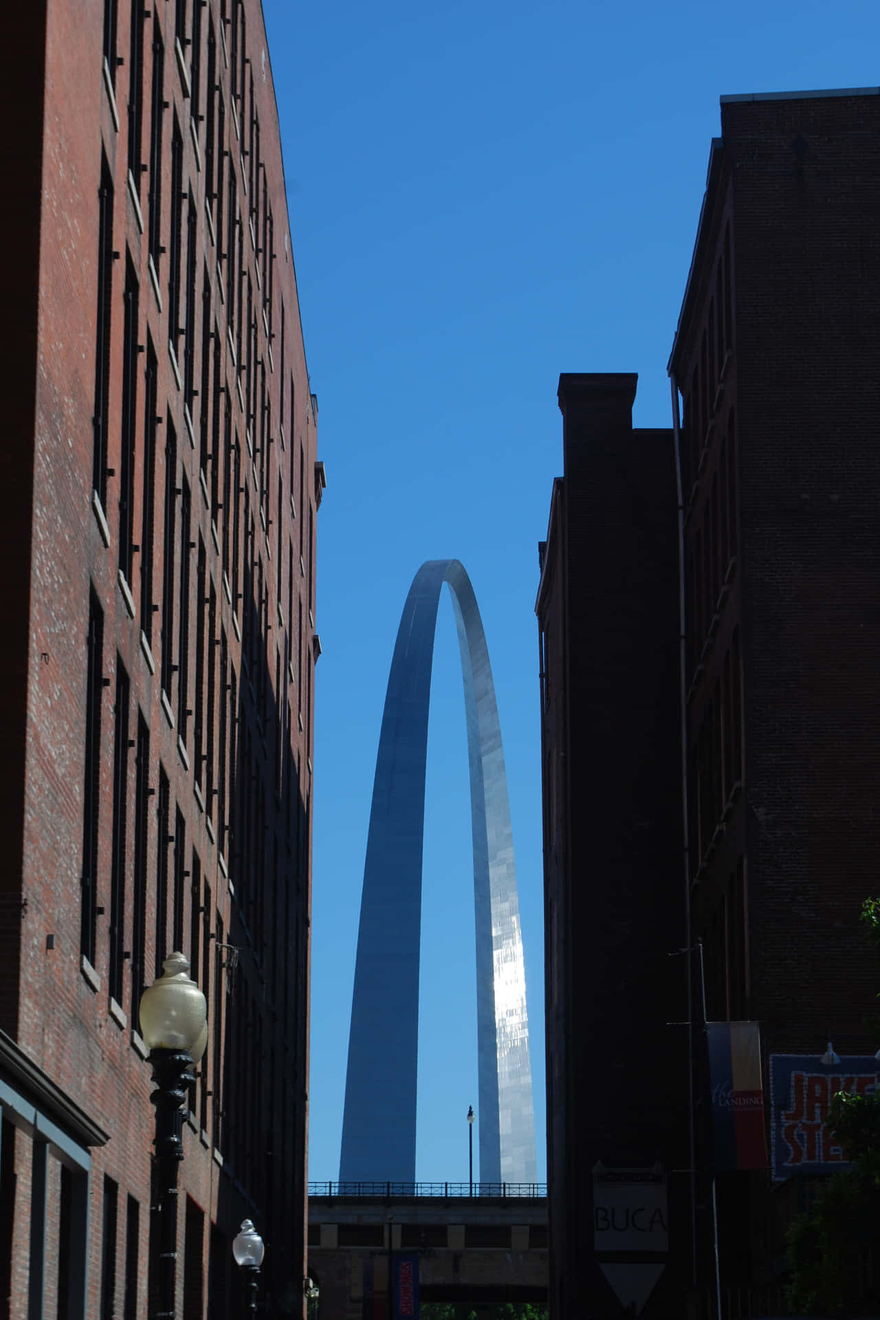 Gateway Arch 被磚砌建築框住的日落景色