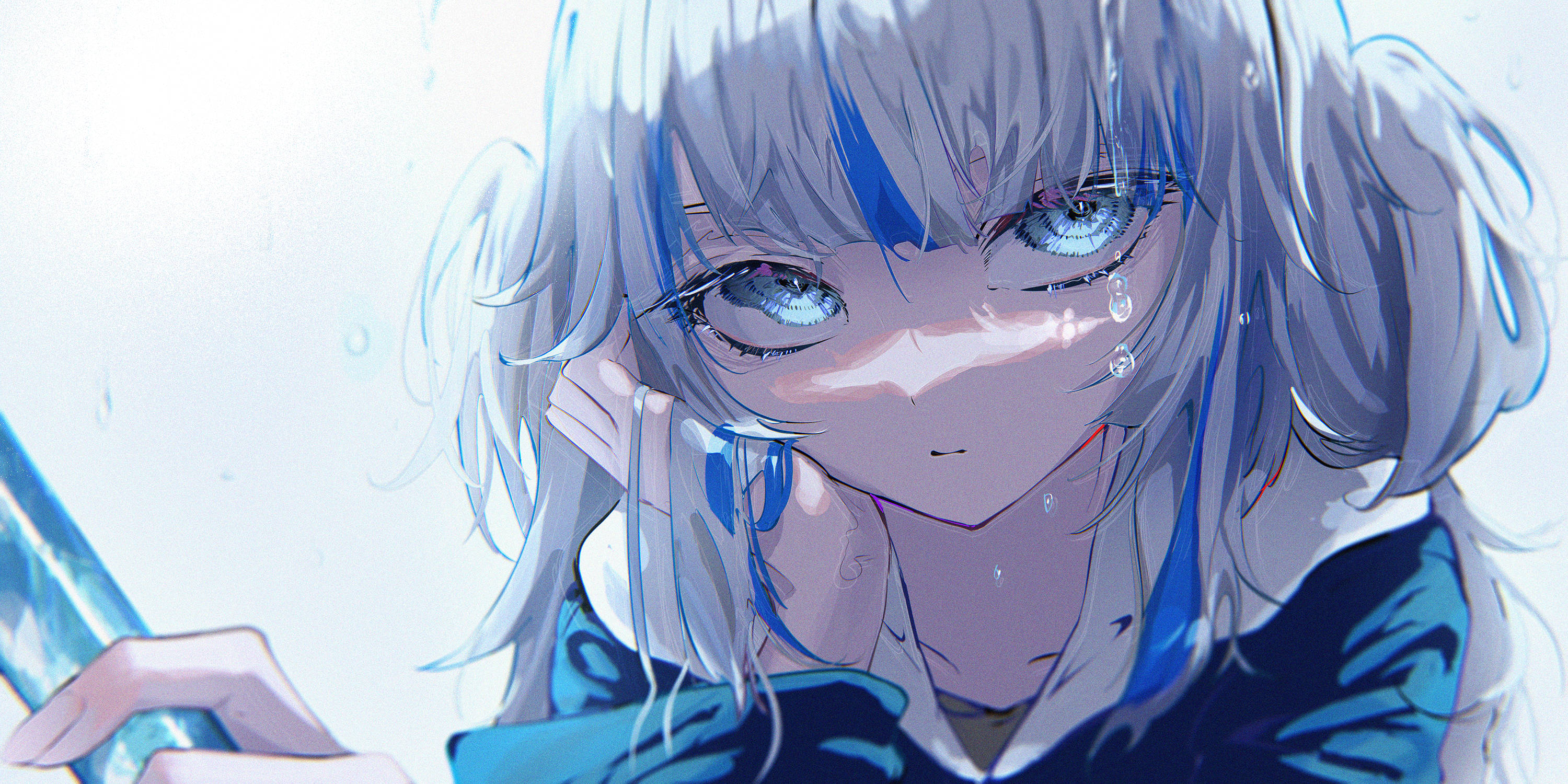 情感豐富 Gawr Gura Hololive 壁紙 — 一個淚流滿面的動漫女孩，銀色頭髮和藍色眼睛，手持劍，水滴在她臉龐周圍傾瀉而下。