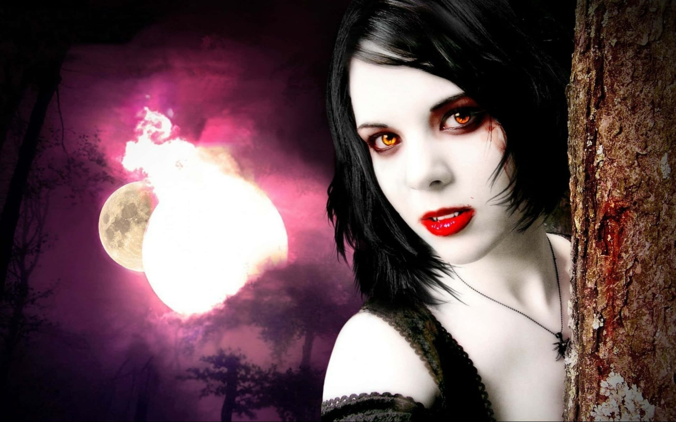 Dark Vampire 桌布 壁紙 — 一個蒼白的哥德式女人，紅唇和發光的琥珀色眼睛，在超現實的粉紅色月光天空下從樹後窺視。