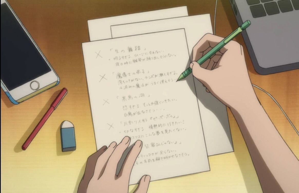 手在木桌上用綠色筆在紙上書寫日文文字。
