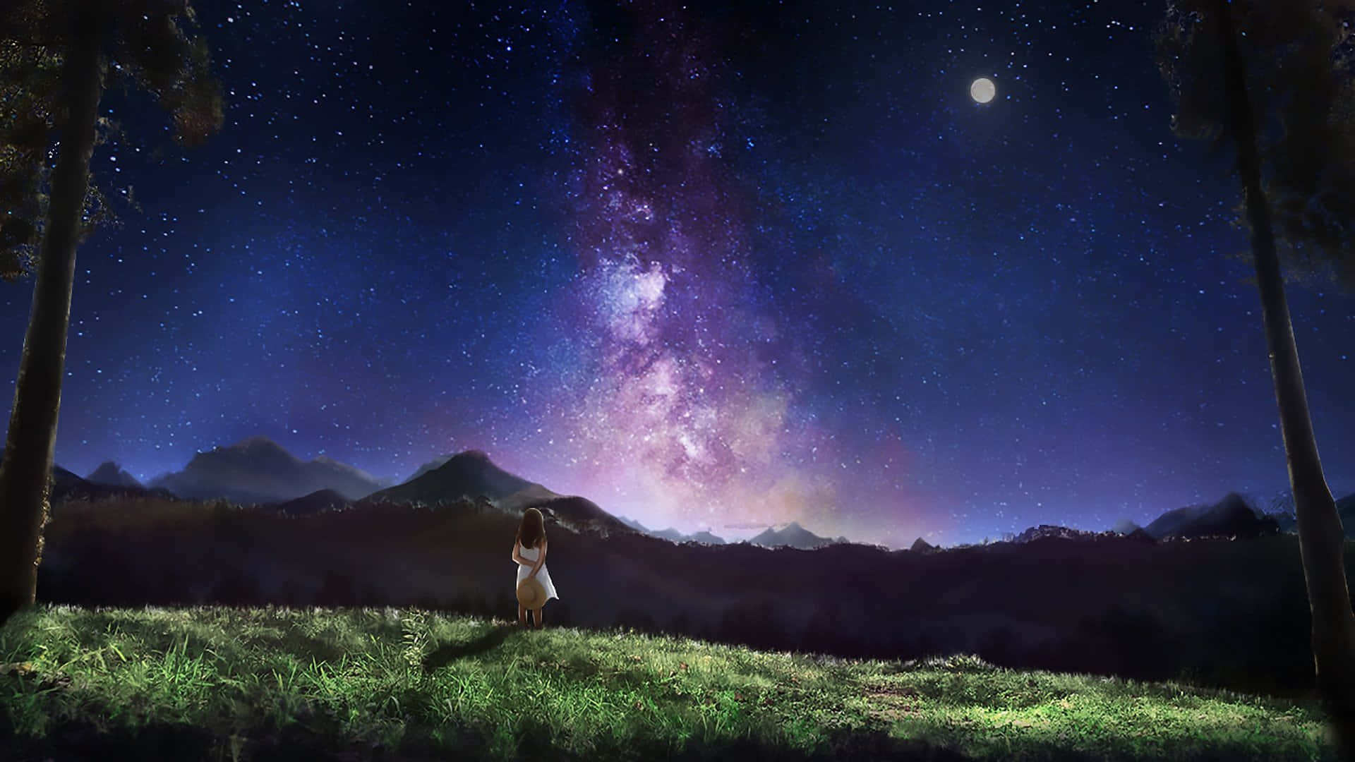  壁紙 — 一個孤獨的身影穿著白色連衣裙，夜晚站在長滿草的山丘上，仰望上方滿月的 vibrant 紫色和藍色銀河系。