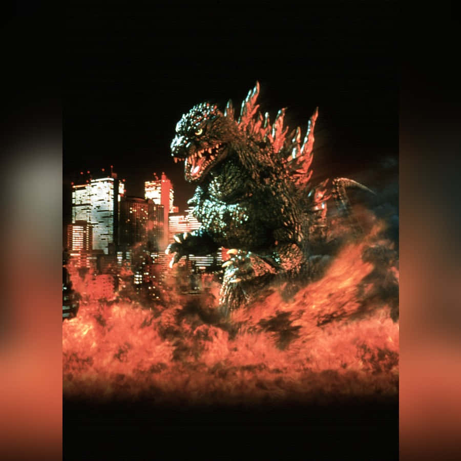 Godzilla City Destruction 桌布 壁紙 — 哥斯拉在夜間城市景觀中，身後有發光的摩天大樓，在烈火毀滅中咆哮。