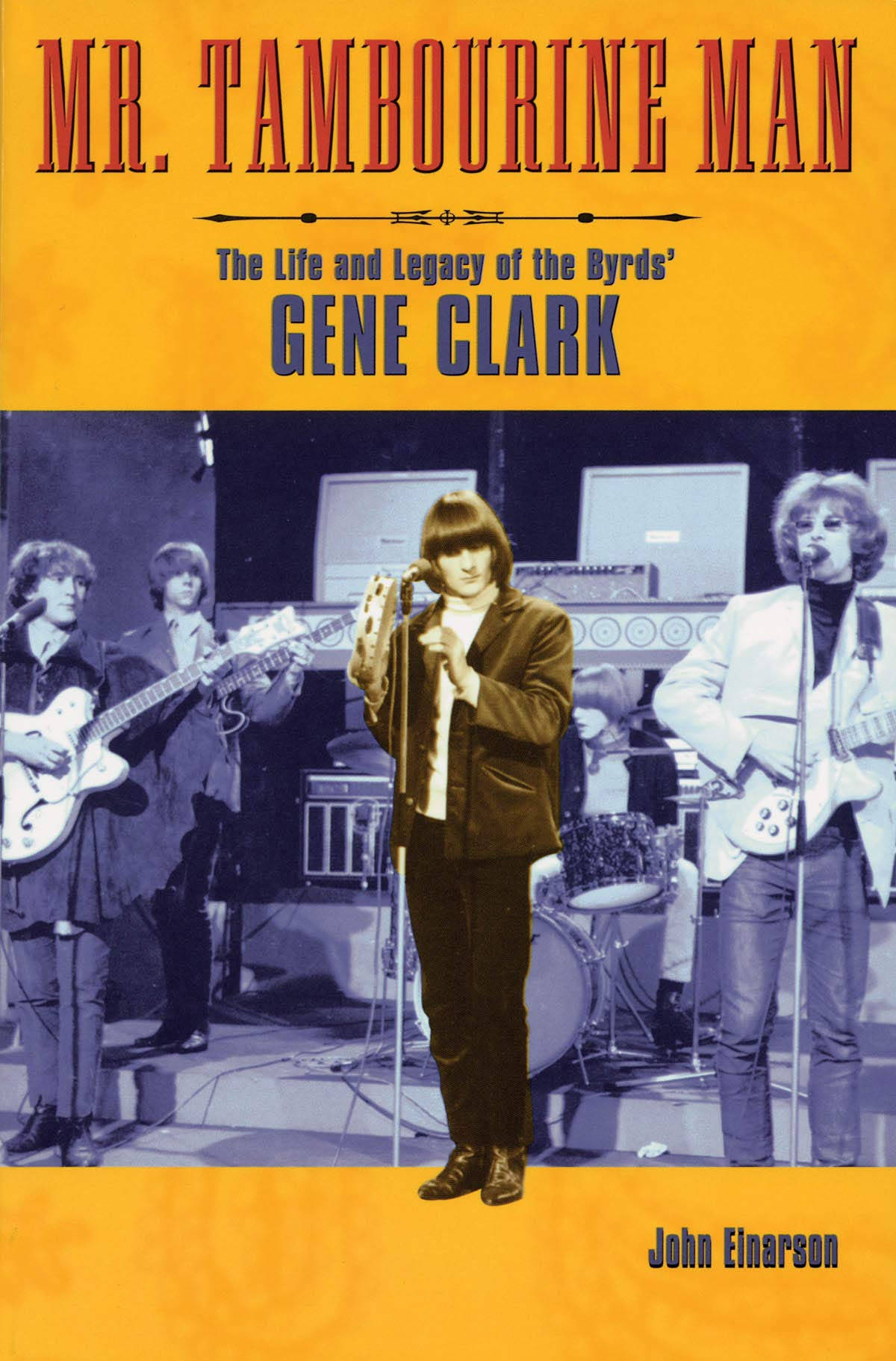《Mr. Tambourine Man：The Life and Legacy of the Byrds' Gene Clark》 壁紙 — Gene Clark 和 The Byrds 在舞台上用結他和擴音器在溫暖黃色燈光下現場表演的復古照片。