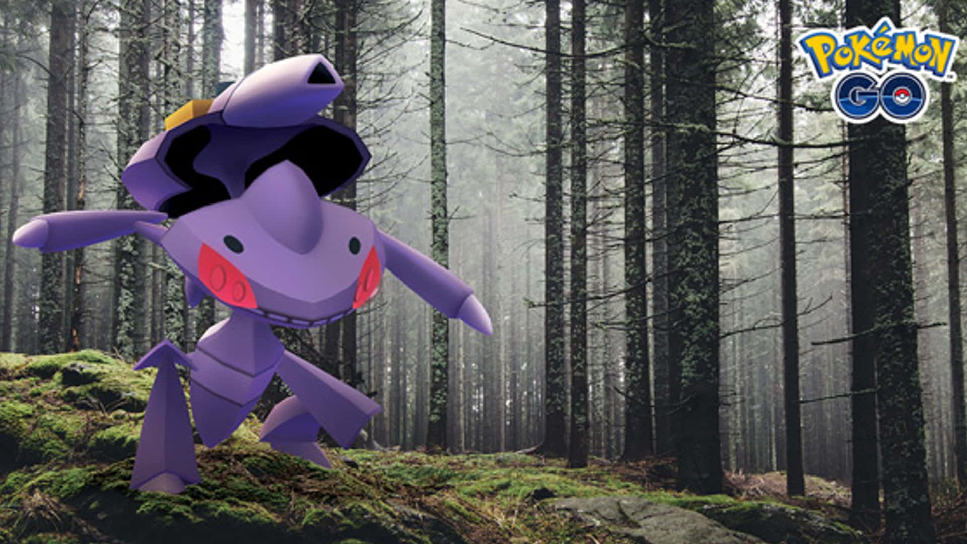 Genesect於Pokémon Go森林 壁紙 — 一隻紫色的寶可夢站在霧氣瀰漫的森林中，周圍有高大的樹木和長滿苔蘚的地面。