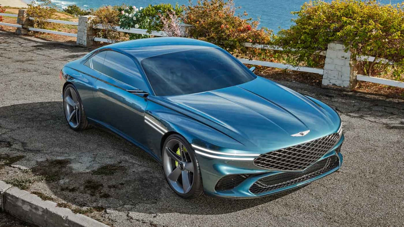 時尚藍色跑車停泊在沿海公路近海處。