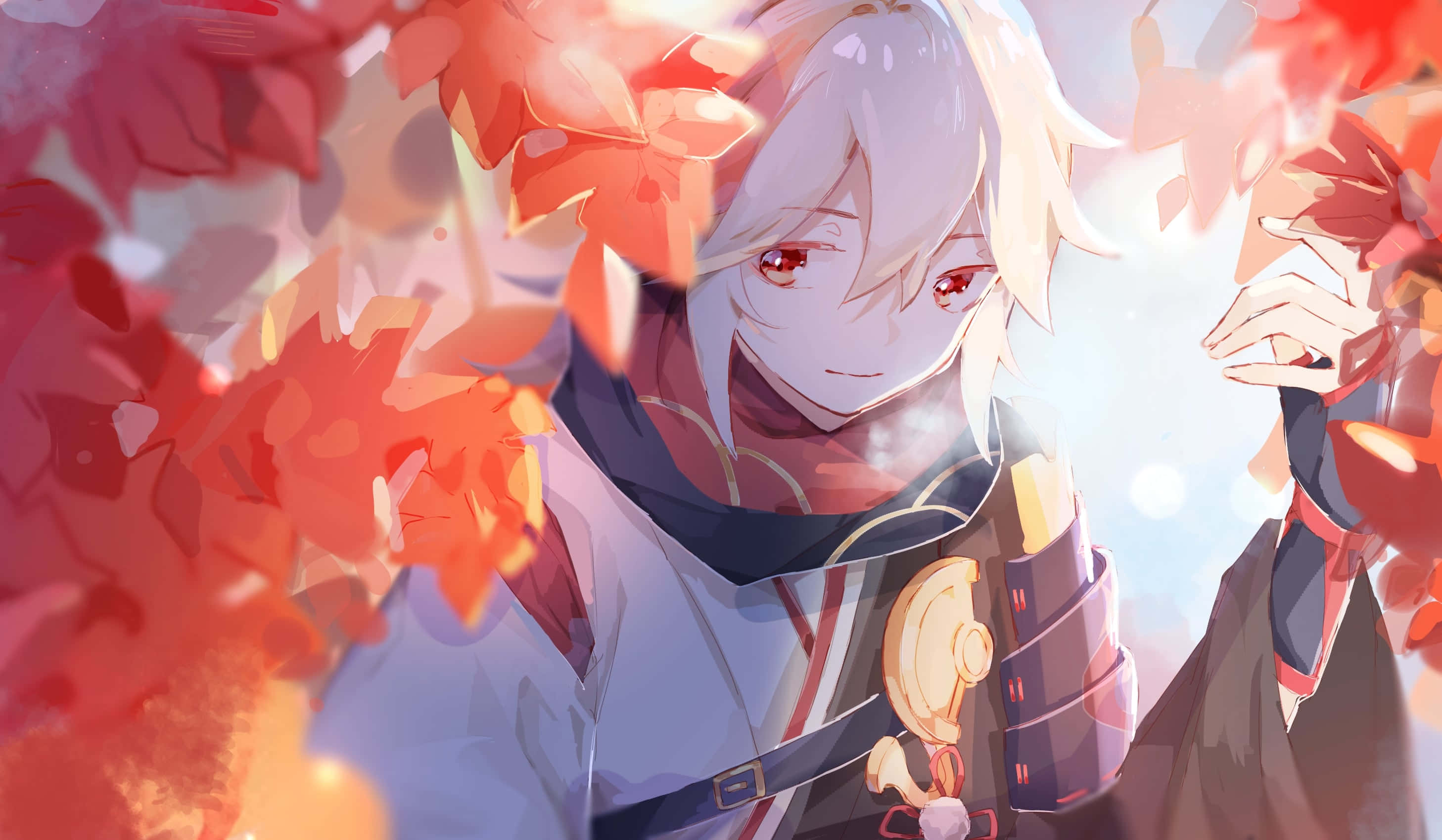Genshin Impact 中的神秘戰士 Kazuha 壁紙 — 一位年輕的動漫角色，白髮紅眼，在溫暖的金色光芒中，於飄落的秋葉間溫柔微笑。