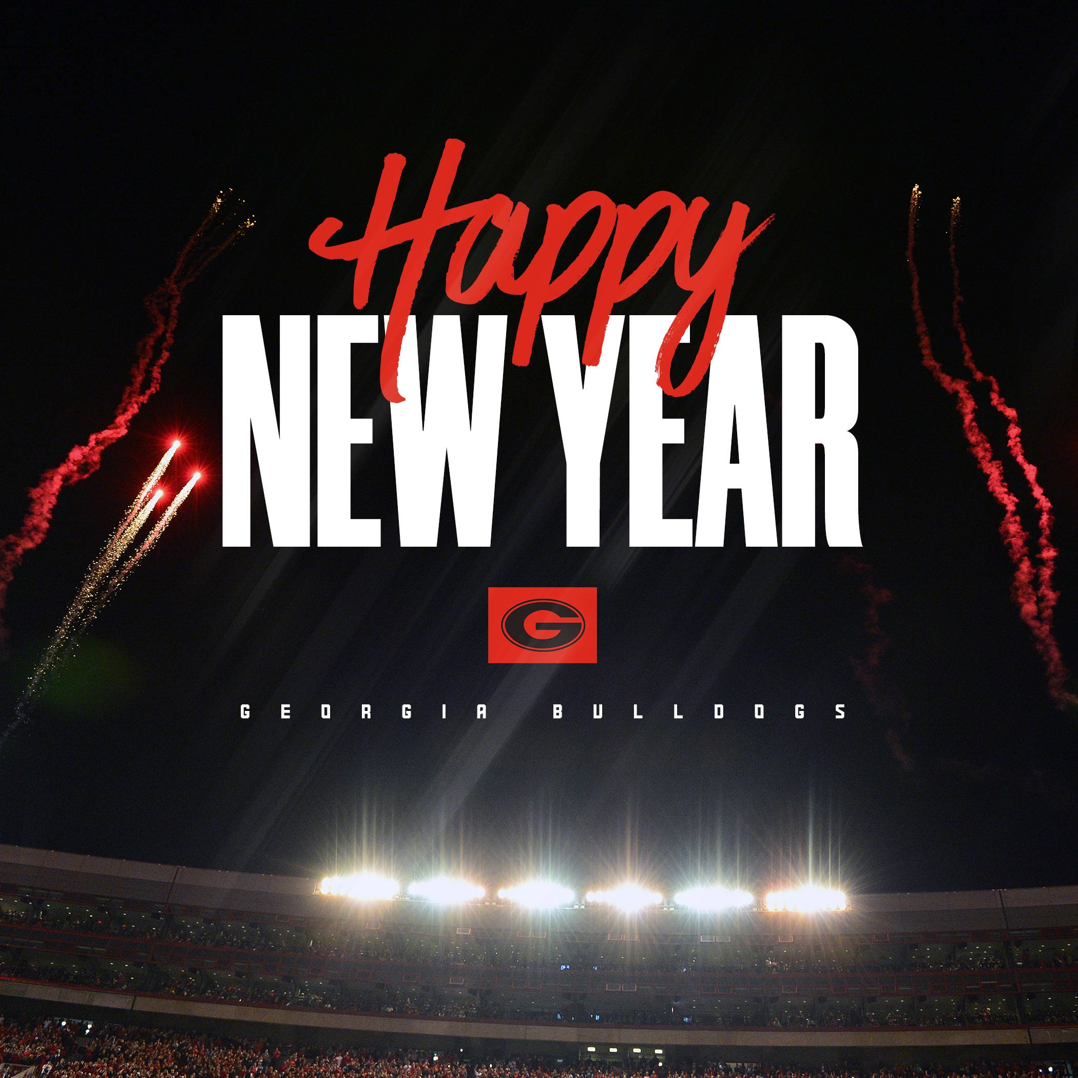 Georgia Bulldogs 新年問候 壁紙 — 夜晚嘅球場上空，粗體紅色同白色嘅「Happy New Year」字樣，配以紅色煙花同明亮嘅泛光燈。