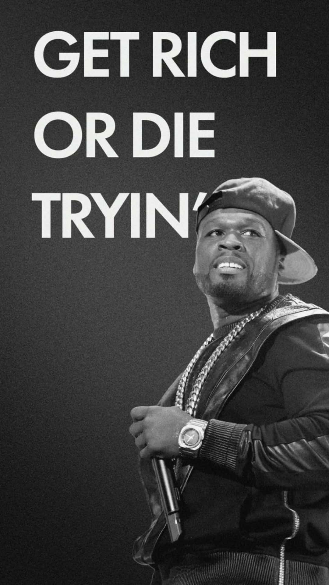 《Get Rich Or Die Tryin》靈感圖像 壁紙 — 50 Cent 向上望嘅黑白肖像，背後有粗體字寫住 get rich or die tryin'