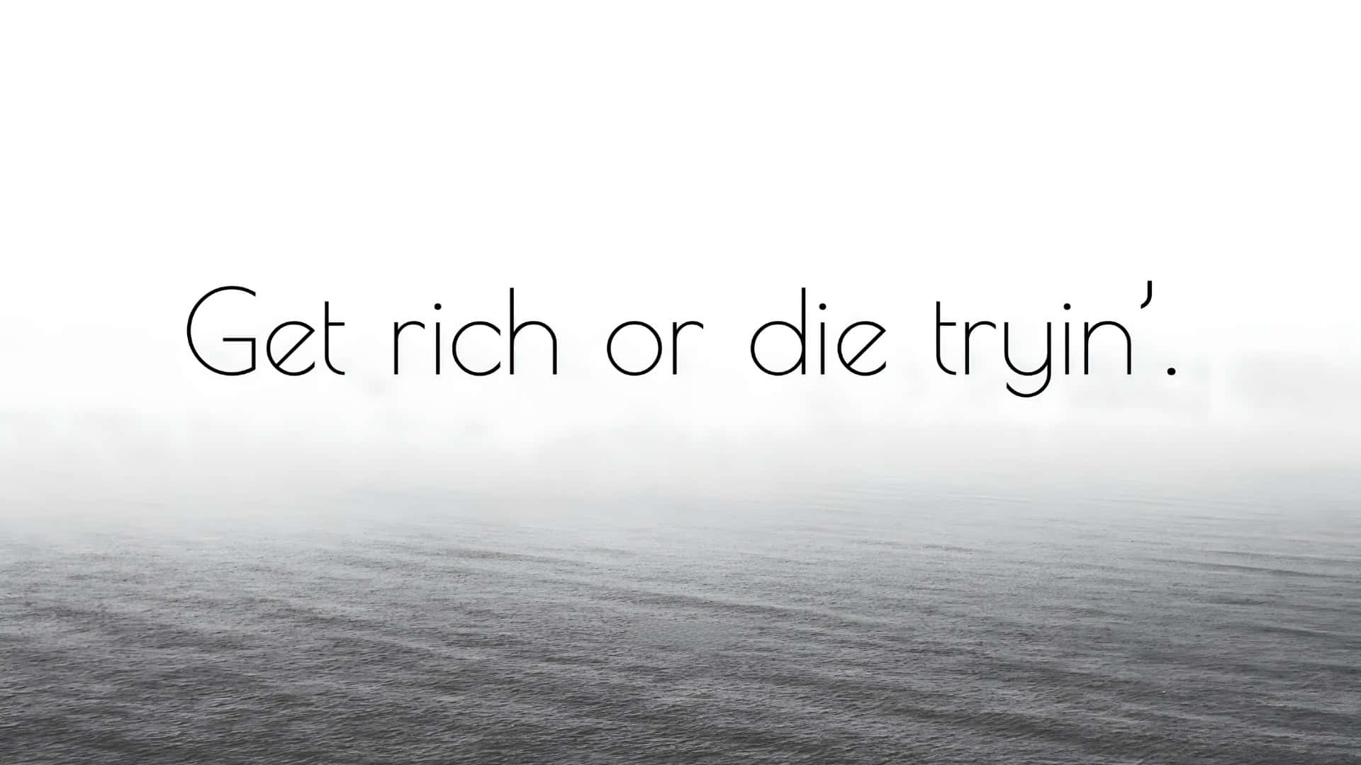  壁紙 — 霧氣瀰漫的海洋地平線，粗體文字疊加顯示「get rich or die tryin'」