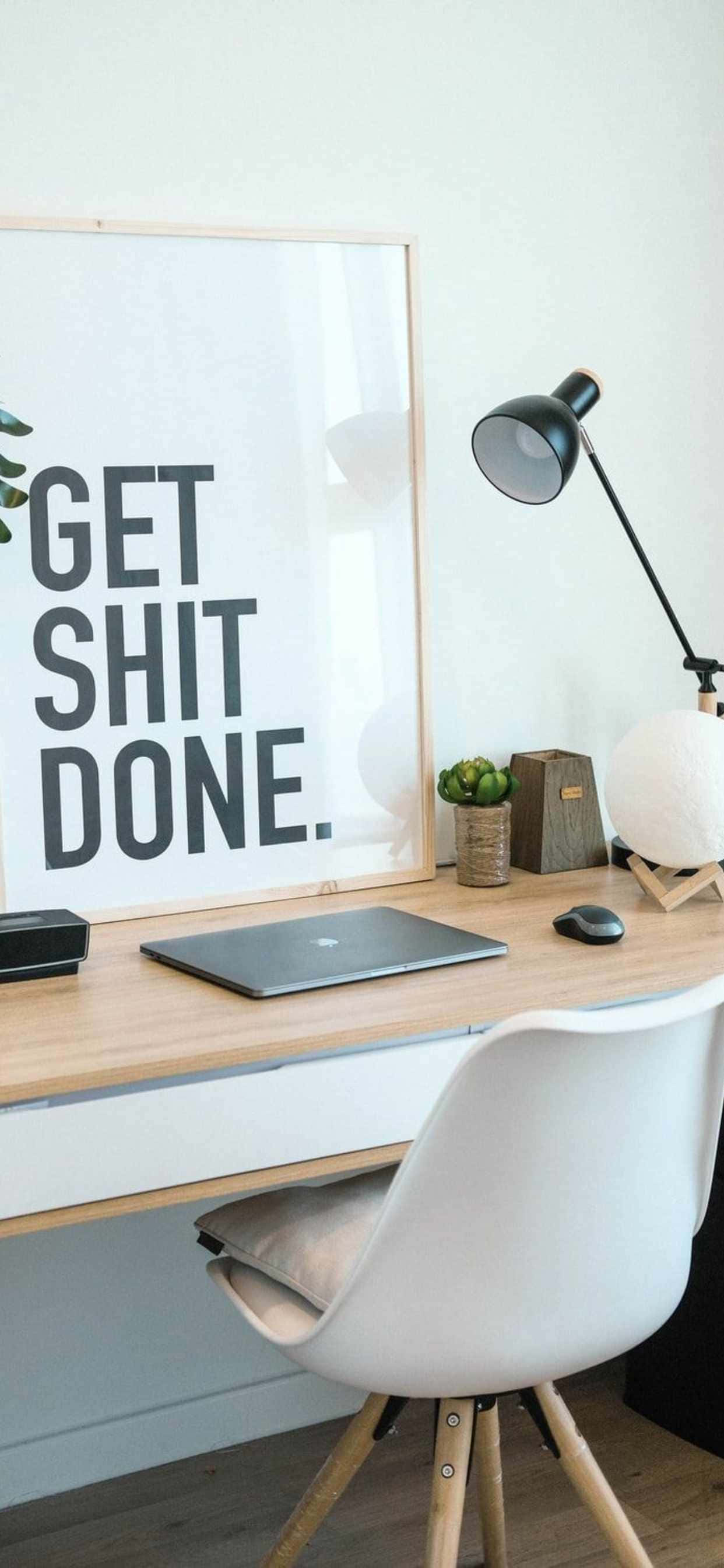 枱上有張寫住「Get Shit Done」嘅海報 壁紙
