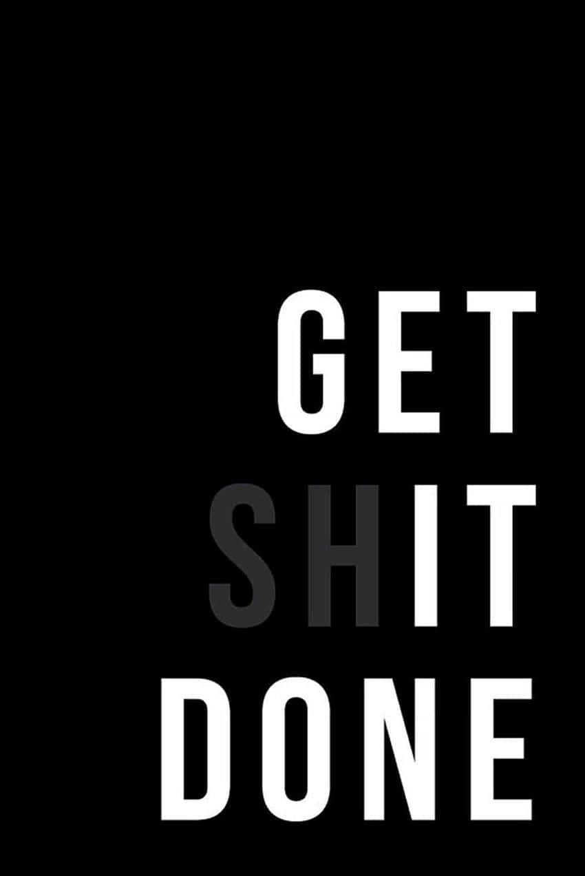 黑色背景上以粗體白色和灰色文字呈現的勵志語句 get shit done
