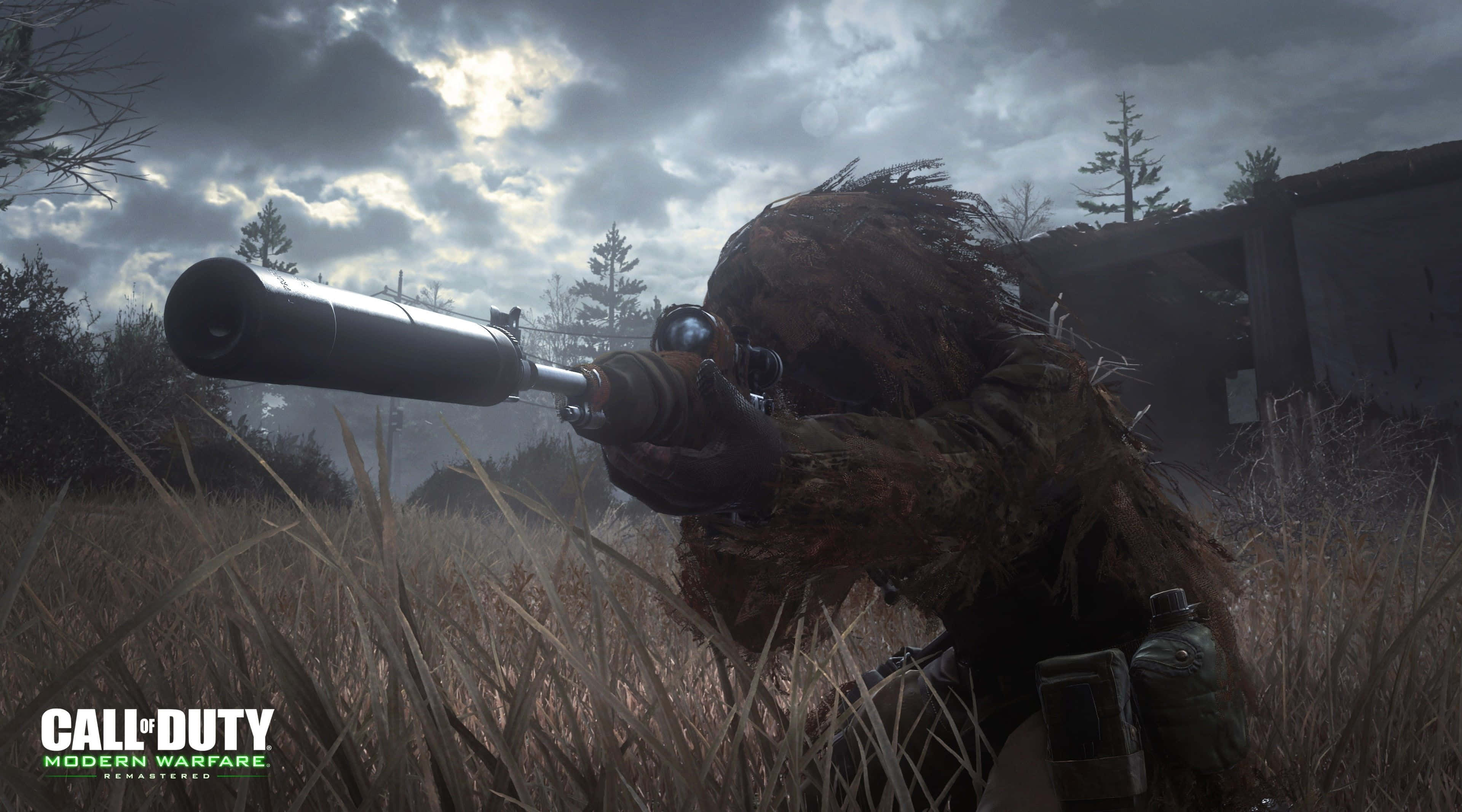 《現代戰爭》中的 Ghillie Suit 狙擊手 壁紙 — 一名穿著吉利服的士兵在暴風雨的天空下，穿過戰區的高草叢瞄準狙擊步槍。
