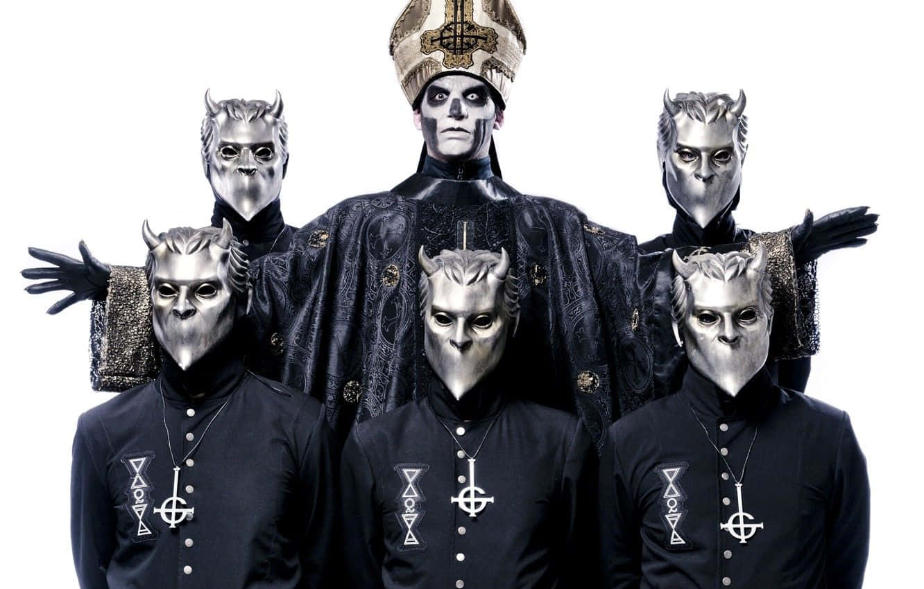 Ghost Band 搖滾樂隊成員 壁紙 — 六個身穿黑色神職服裝、戴著銀色魔鬼面具和華麗帽子的人物，在純白背景前擺姿勢。