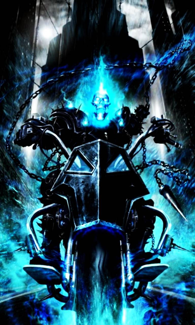 Ghost Rider 在黑暗的城市中騎著一輛燃燒的電單車，伴隨著藍色能量和鎖鏈。