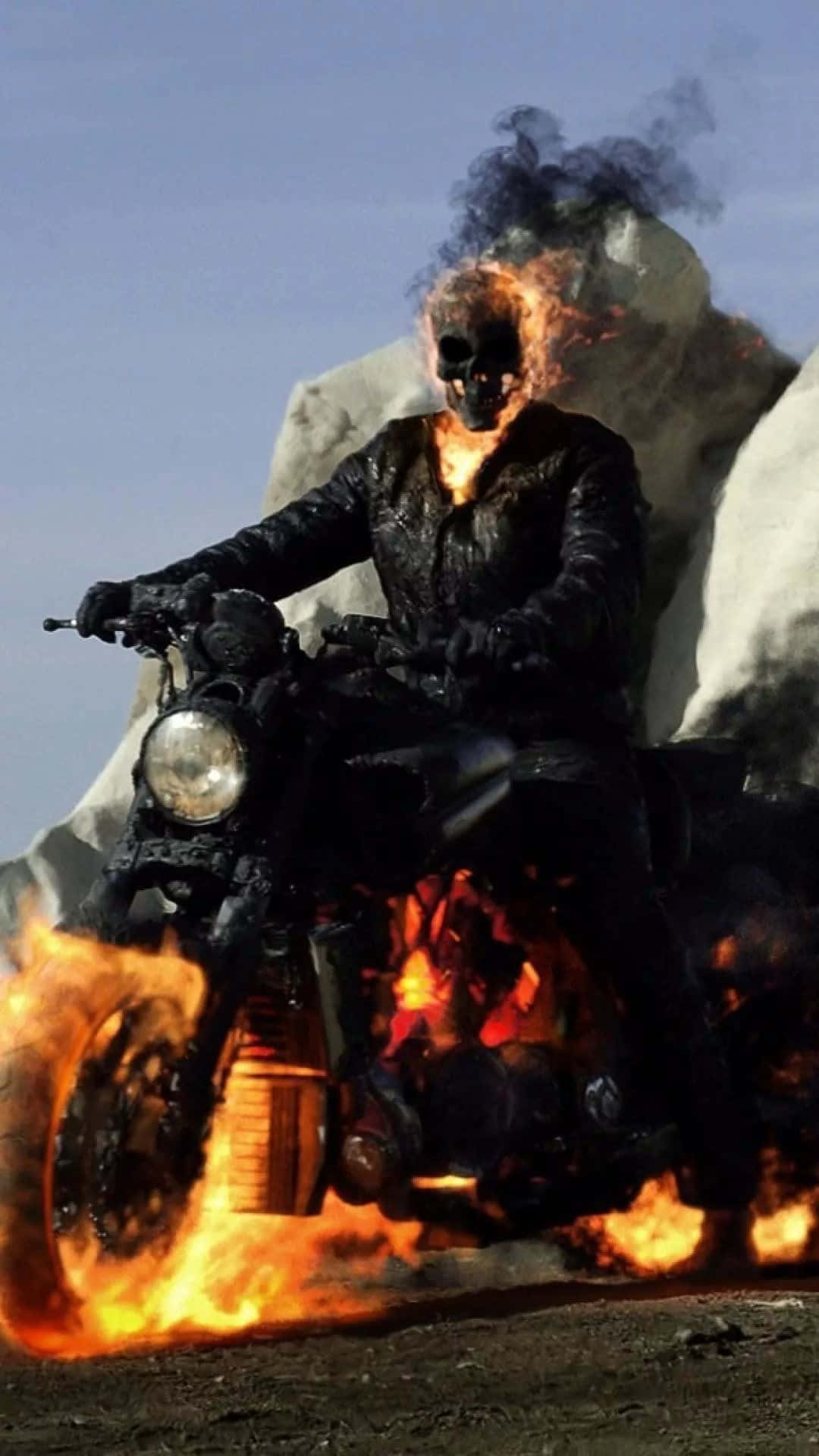 鬼 Rider 桌布 壁紙 — Ghost Rider 騎著一輛火焰摩托車穿過沙漠，身後升起煙霧。