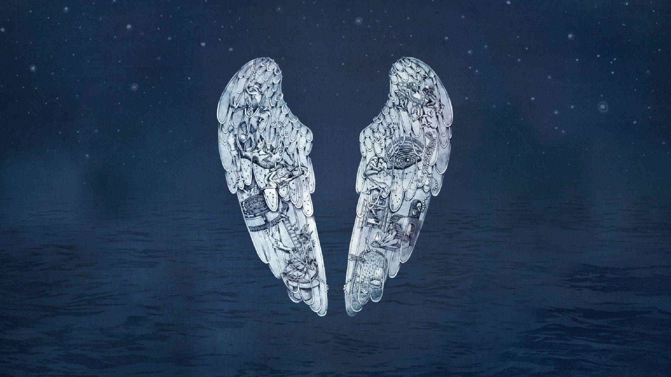 酷玩樂隊《Ghost Stories》專輯封面 壁紙 — 兩個精緻詳細的天使翅膀漂浮在黑暗的水面上，星空下。