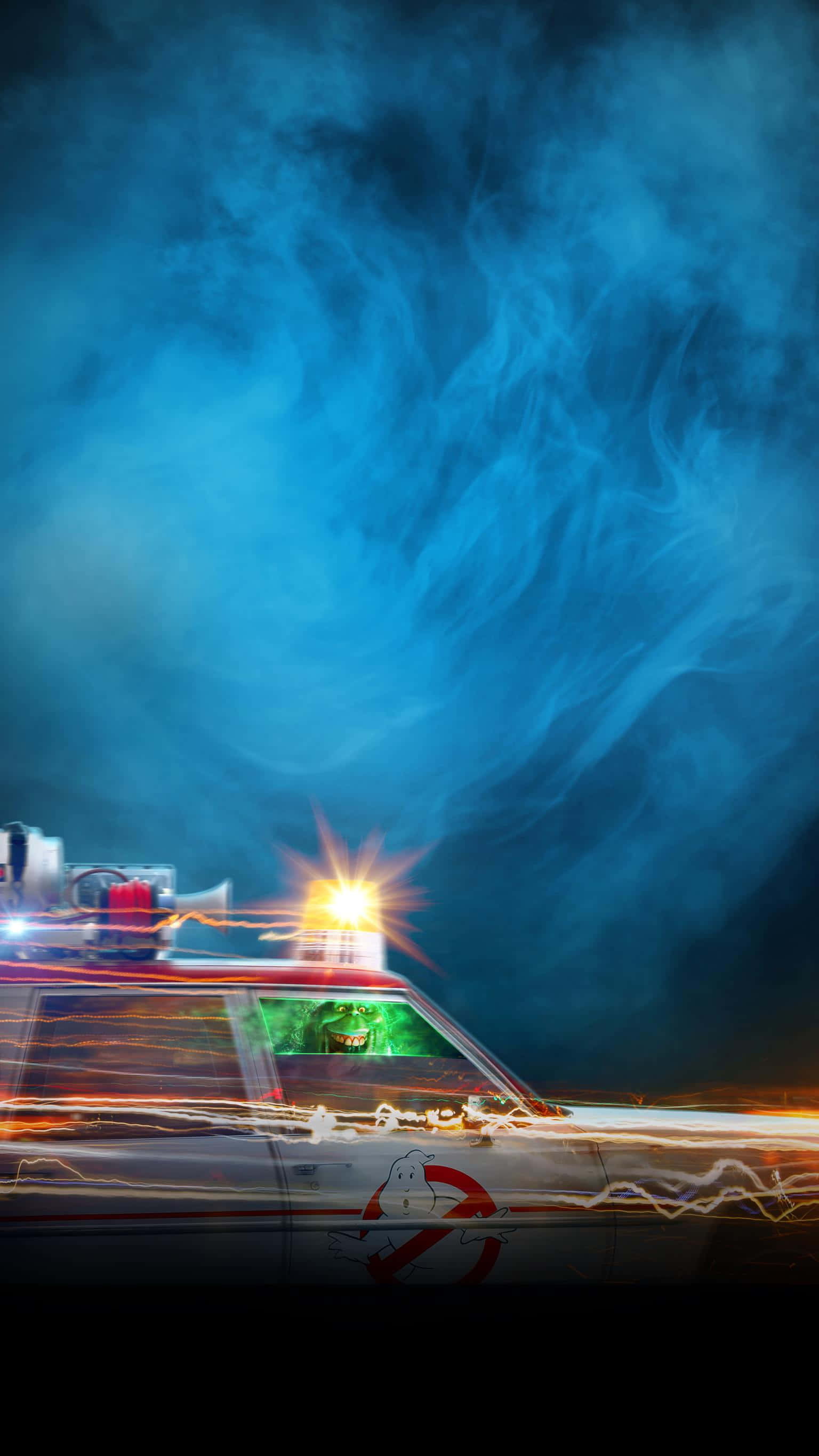 Ghostbusters 桌布 壁紙 — Ghostbusters Ecto 1 汽車，帶有發光的燈光和車窗上的鬼臉，背景是旋轉的藍色煙霧。