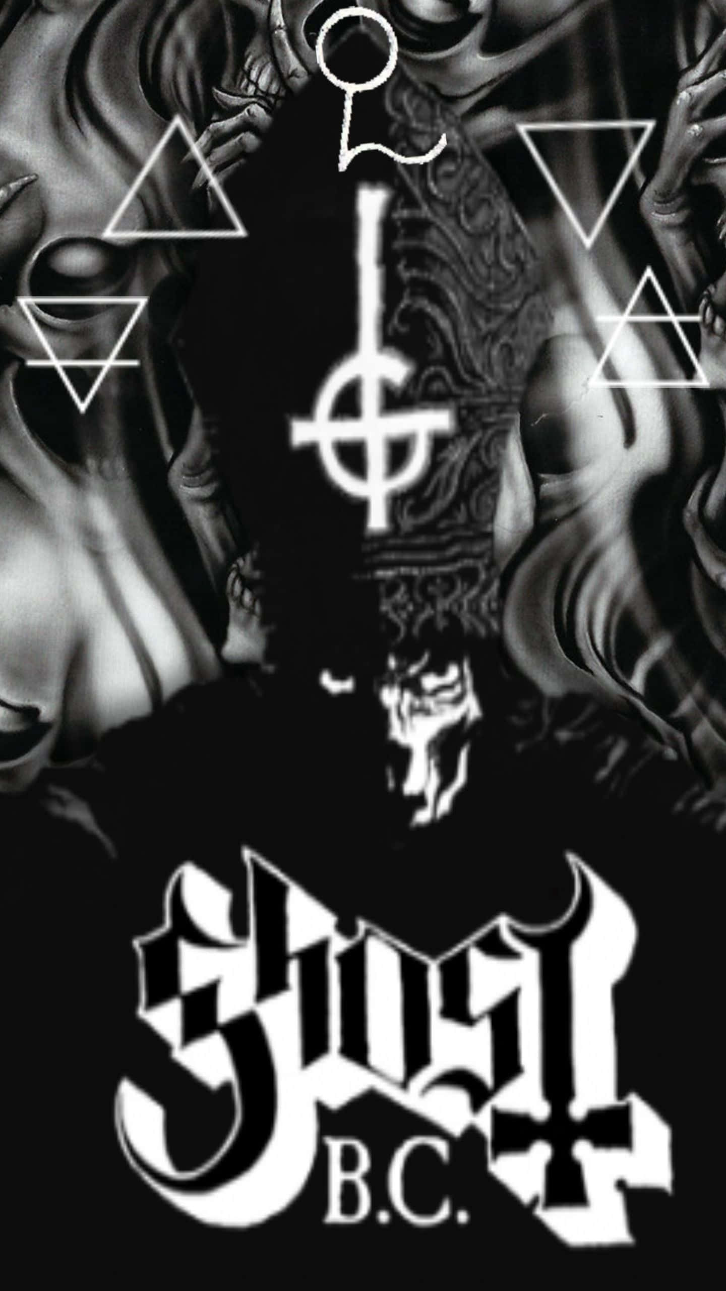 Ghost樂隊符號Papa Nihil 壁紙 — 一張黑白神秘主題的牆紙，展示一個有紋身的人物、幾何符號，以及以風格化字體呈現的樂隊名稱 Ghost B.C.