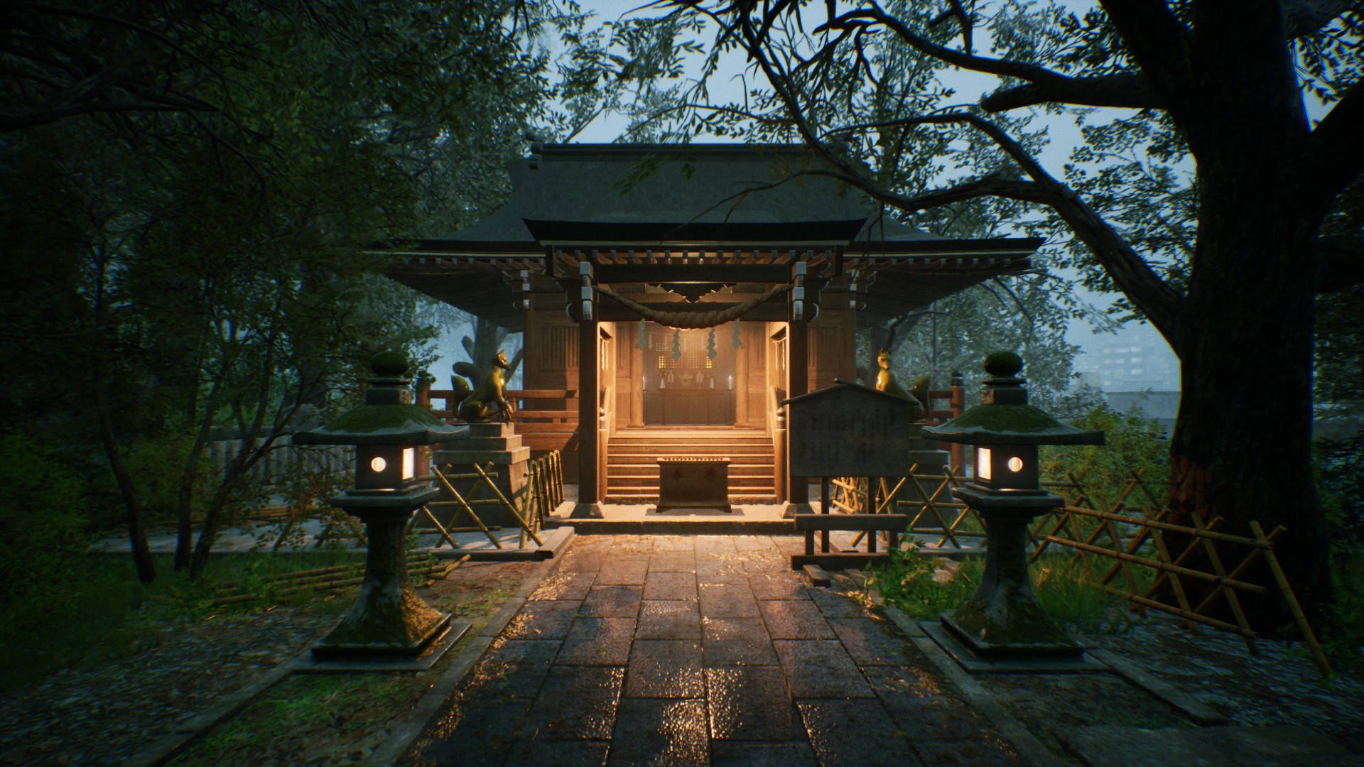 黃昏時被燈籠照亮的傳統日本神社，周圍環繞著樹木。