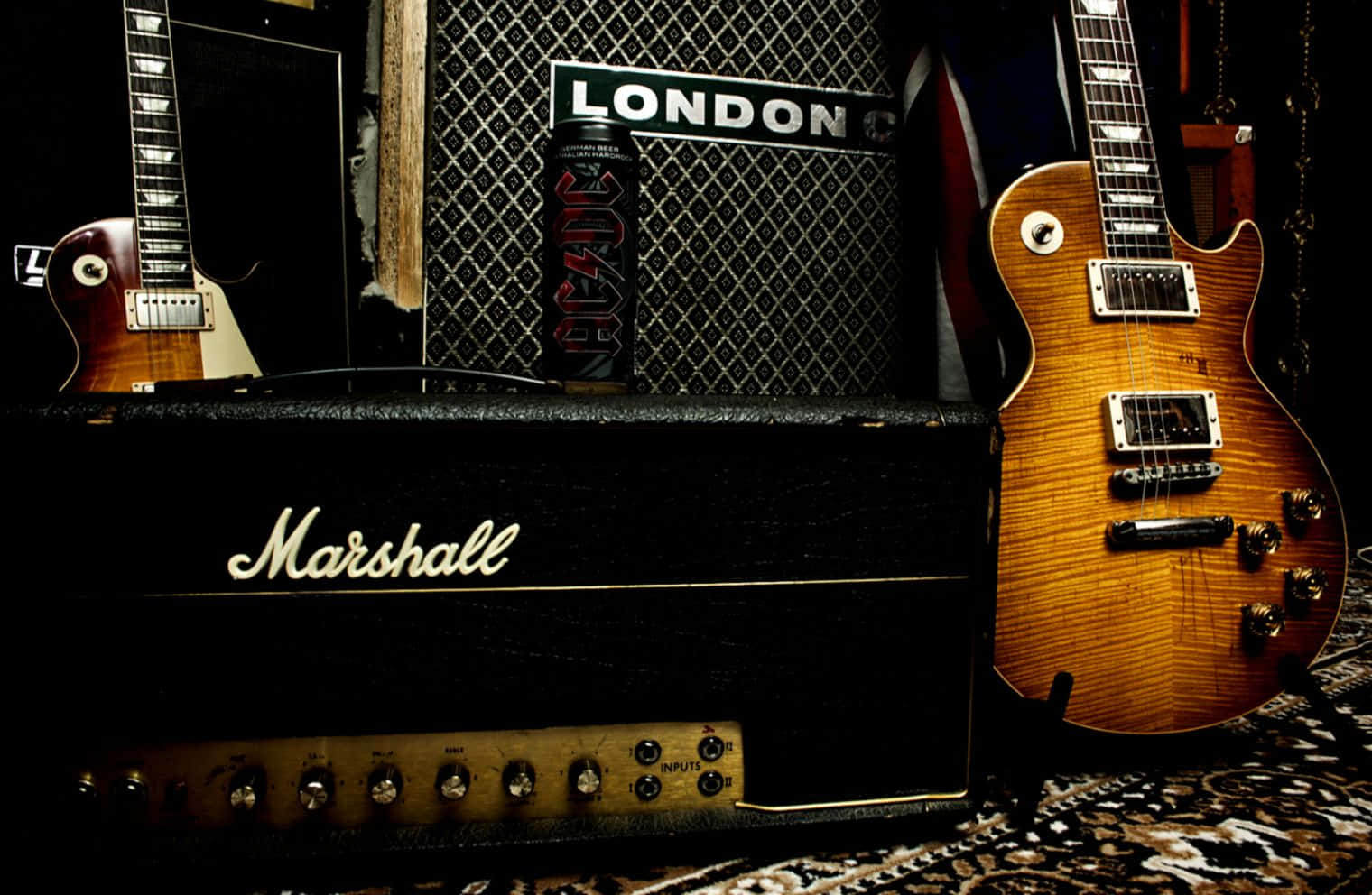 音樂工作室中的兩支電結他和一個 Marshall 擴音器。