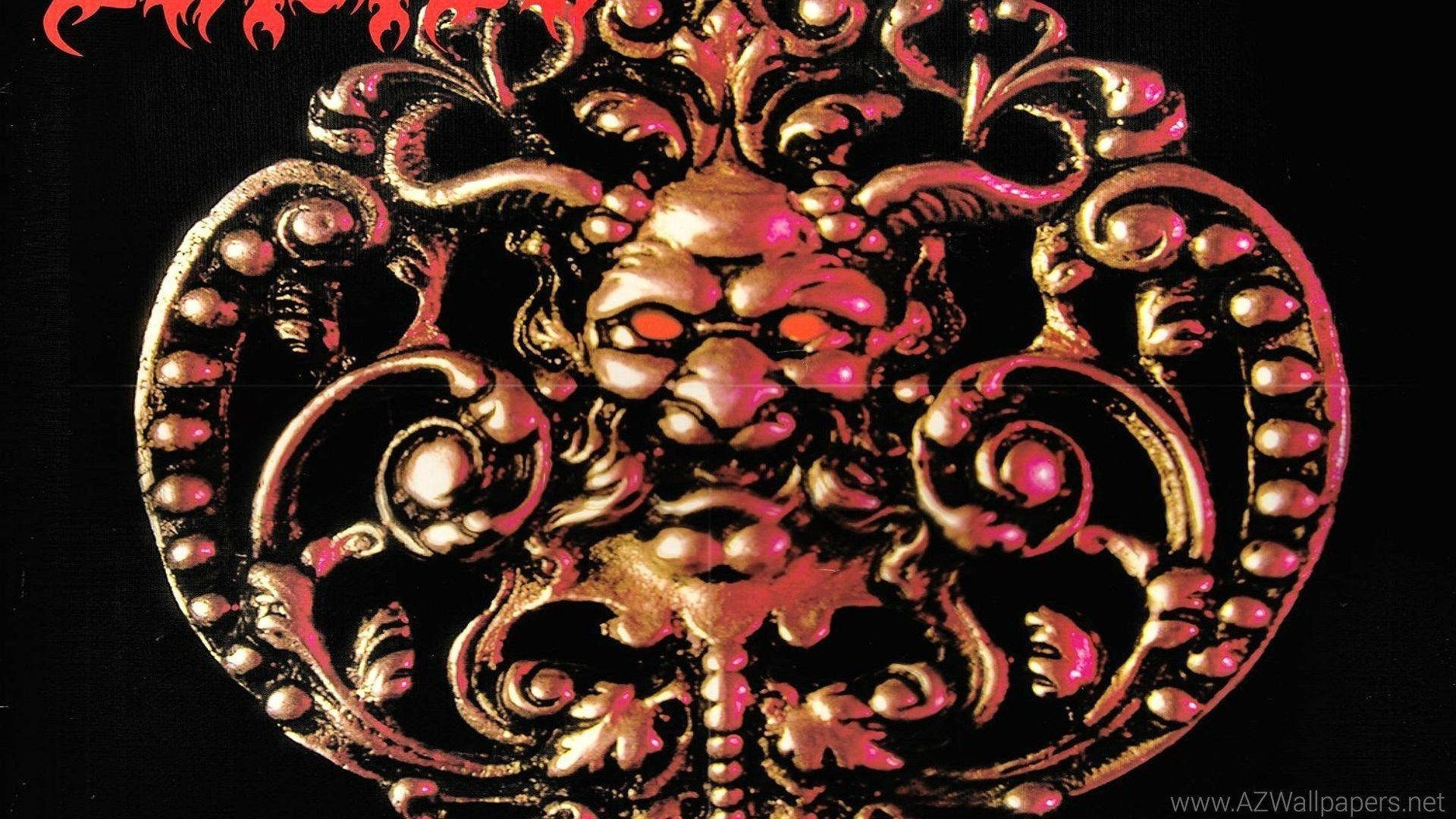 金屬撒旦面孔 壁紙 — 一個金色惡魔面孔，帶有發光的紅色眼睛，被華麗的巴洛克式渦紋框在黑色背景上。