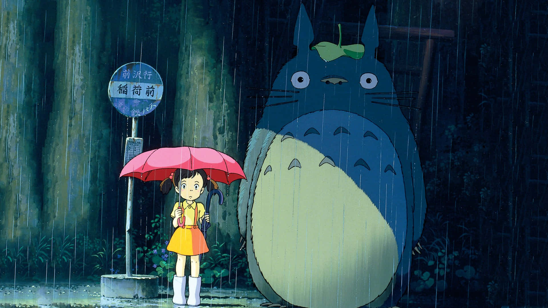 女孩拿著粉紅色雨傘，在夜晚的雨林中站在巨大的藍色龍貓旁邊。